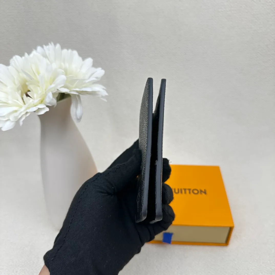 P70💰Top original version💎M63144 small card holder Louis vuitton This pocket leather wallet has seven compartments, which can hold credit cards, bus cards, business cards, and even city maps. Damier canvas, leather edge - two credit card compartments - four inner compartments - one outer compartment. Size: 7X11.