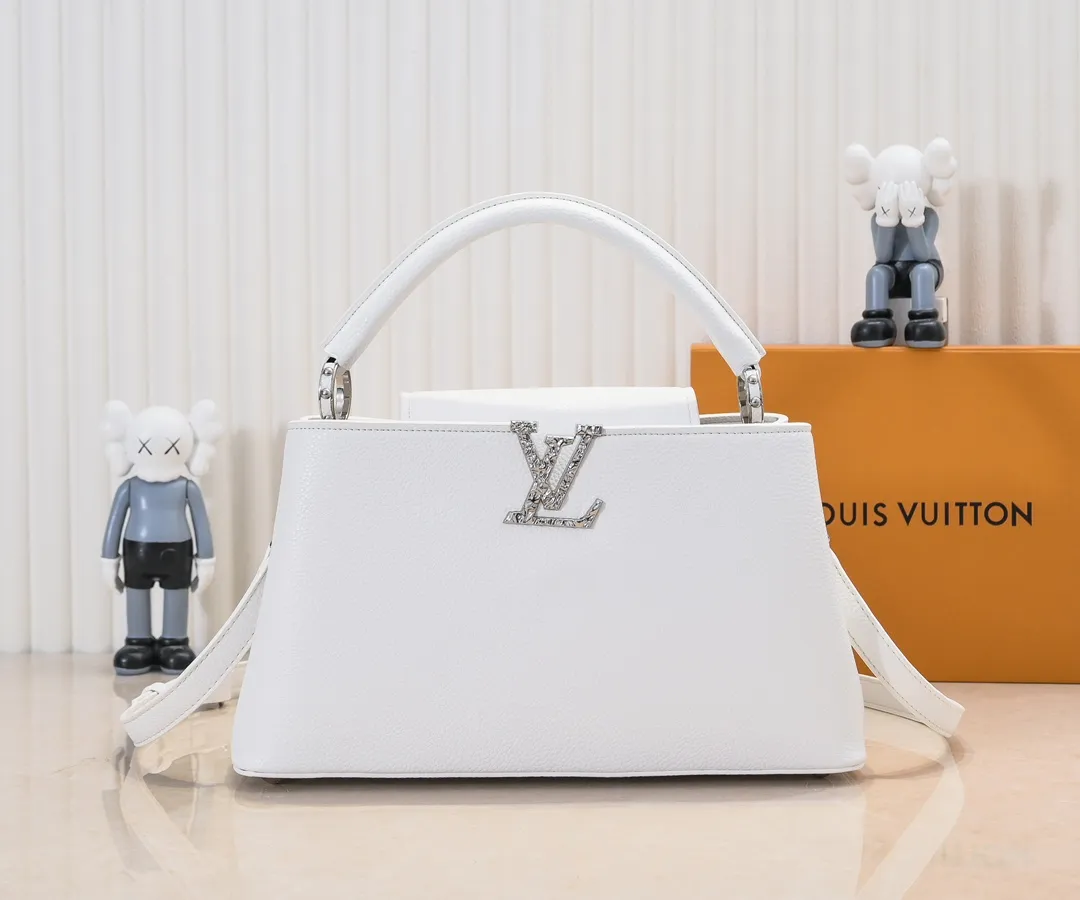 Upgraded version P440 M24664 This medium-sized CapucinesEastWest handbag is from the LVCrush series, with eye-catching forged LV letters lighting up the grained cow leather body. The rolled leather top handle allows for hand or elbow carry, and the adjustable and removable spaghetti strap makes it easy to carry over the shoulder. Personalized Gift Detailed Features 33 x 19 x 9 cm (Length x Height x Width)