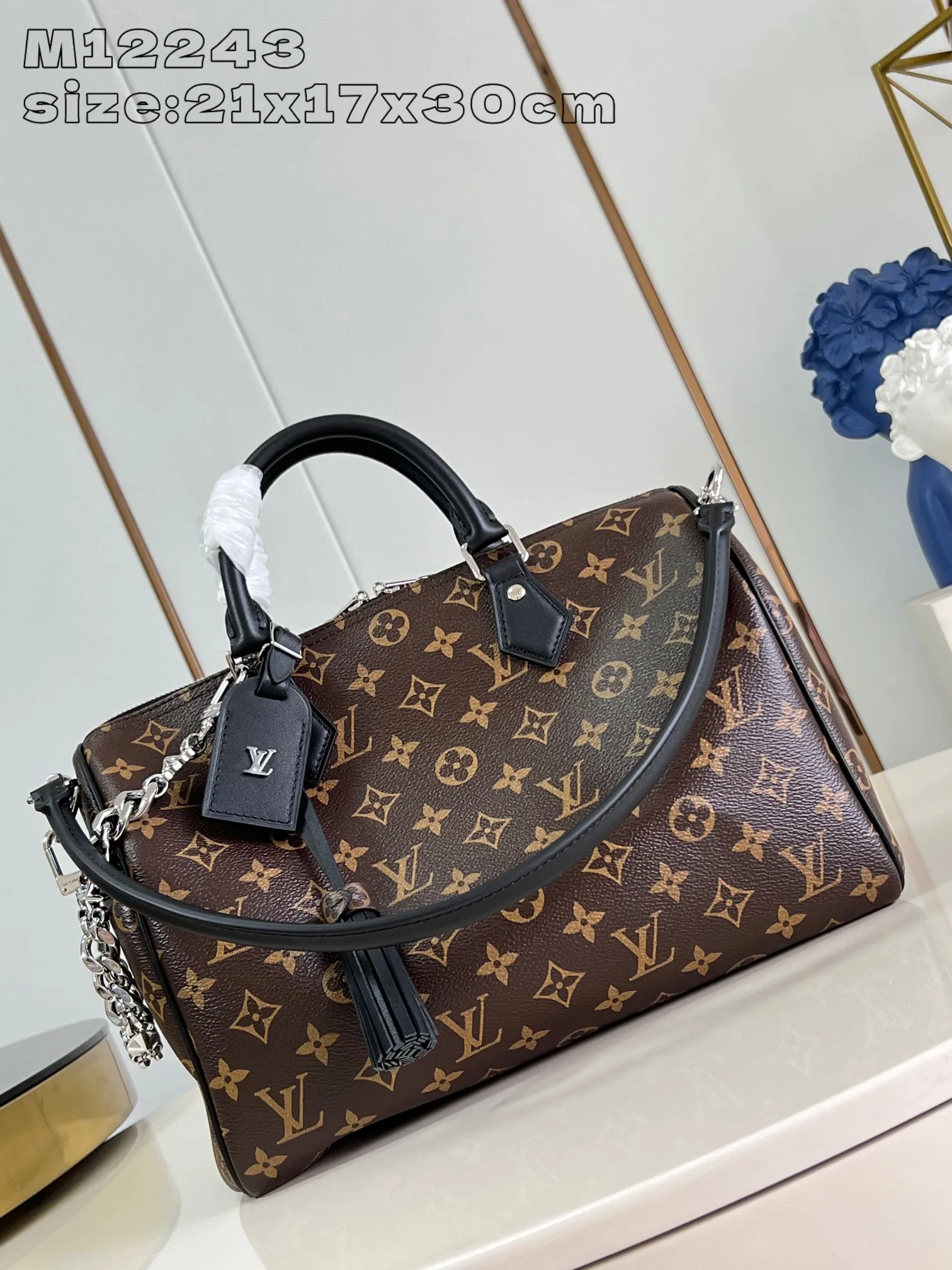 💰1100 Top-quality original individual real shot M12243】Speedy Soft 30 Dark handbag becomes a good travel companion with its eye-catching style. The Monogram coated canvas bag is trimmed with leather and has a Gothic-style chain. Its generous structure has a zipped pocket inside to keep your passport and other important items safe. The nameplate and tassels add to the intricate details, and the Toron handle adds a fresh touch. 21 x 17 x 30 cm (height x width x length)