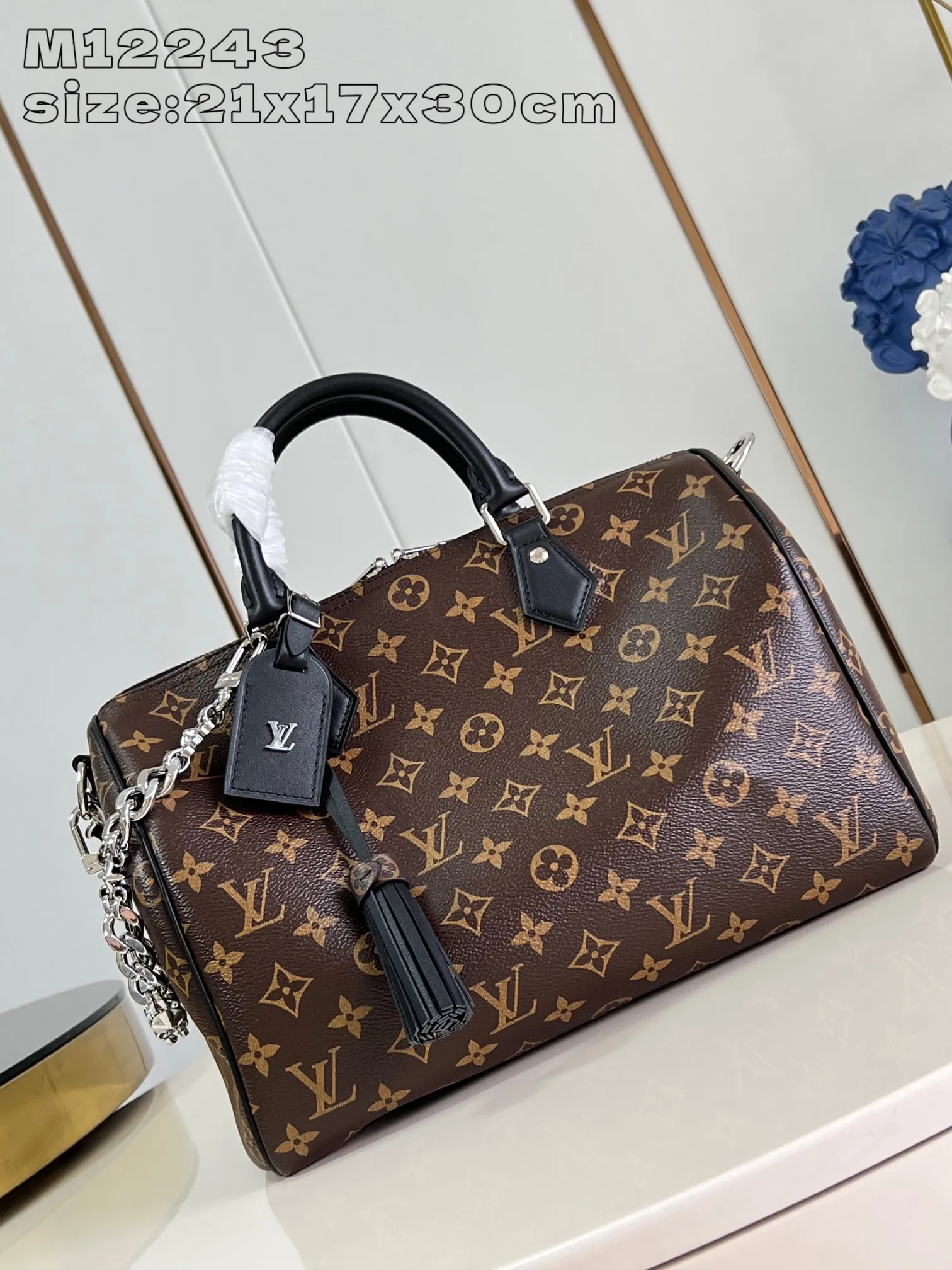 💰1100 Top-quality original individual real shot M12243】Speedy Soft 30 Dark handbag becomes a good travel companion with its eye-catching style. The Monogram coated canvas bag is trimmed with leather and has a Gothic-style chain. Its generous structure has a zipped pocket inside to keep your passport and other important items safe. The nameplate and tassels add to the intricate details, and the Toron handle adds a fresh touch. 21 x 17 x 30 cm (height x width x length)