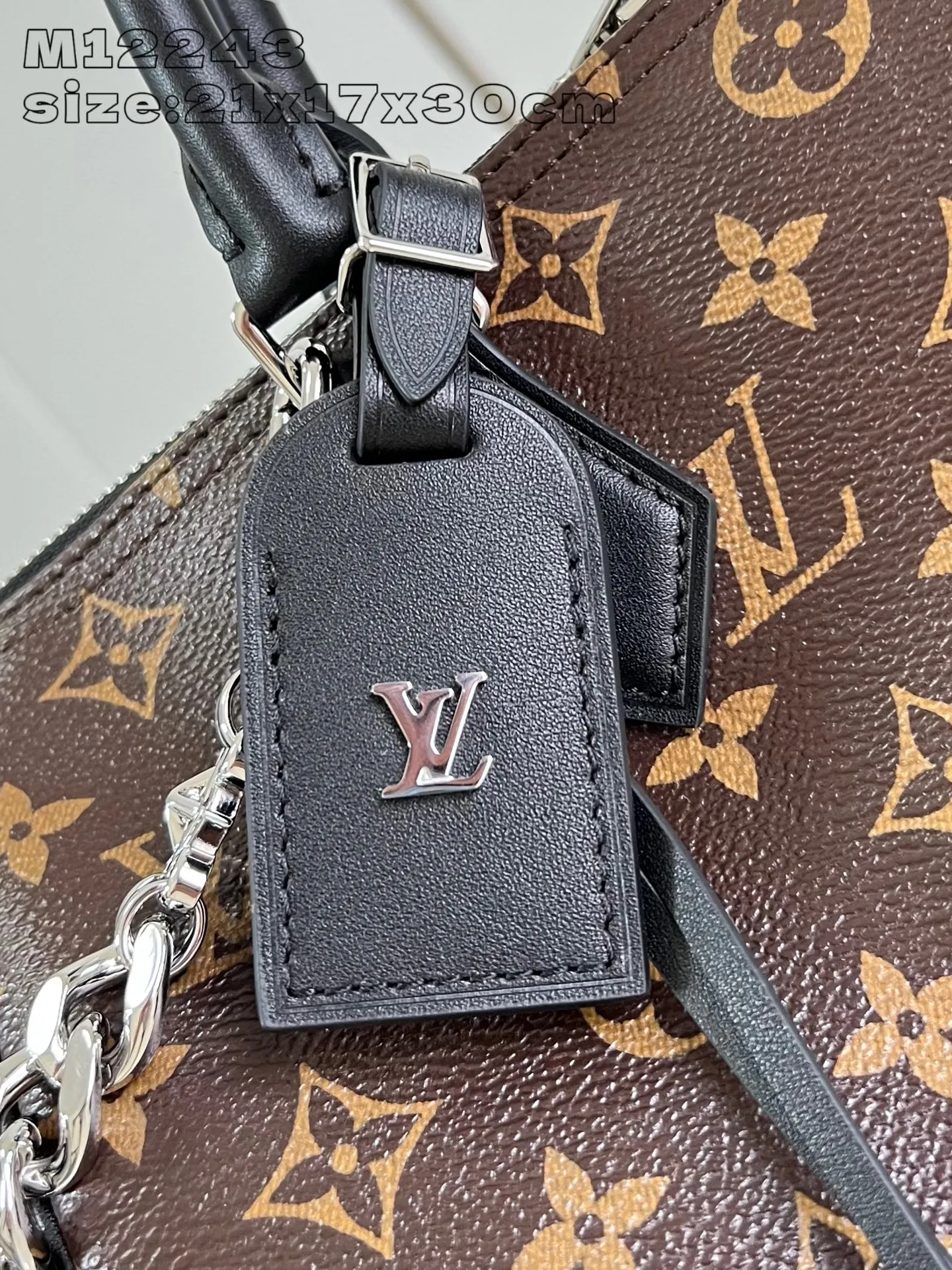 💰1100 Top-quality original individual real shot M12243】Speedy Soft 30 Dark handbag becomes a good travel companion with its eye-catching style. The Monogram coated canvas bag is trimmed with leather and has a Gothic-style chain. Its generous structure has a zipped pocket inside to keep your passport and other important items safe. The nameplate and tassels add to the intricate details, and the Toron handle adds a fresh touch. 21 x 17 x 30 cm (height x width x length)