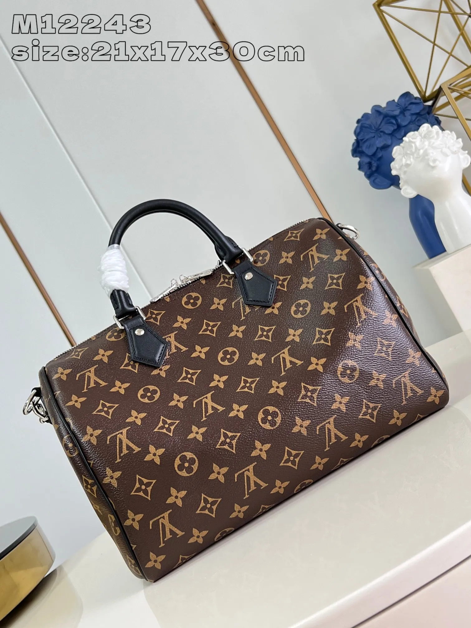 💰1100 Top-quality original individual real shot M12243】Speedy Soft 30 Dark handbag becomes a good travel companion with its eye-catching style. The Monogram coated canvas bag is trimmed with leather and has a Gothic-style chain. Its generous structure has a zipped pocket inside to keep your passport and other important items safe. The nameplate and tassels add to the intricate details, and the Toron handle adds a fresh touch. 21 x 17 x 30 cm (height x width x length)