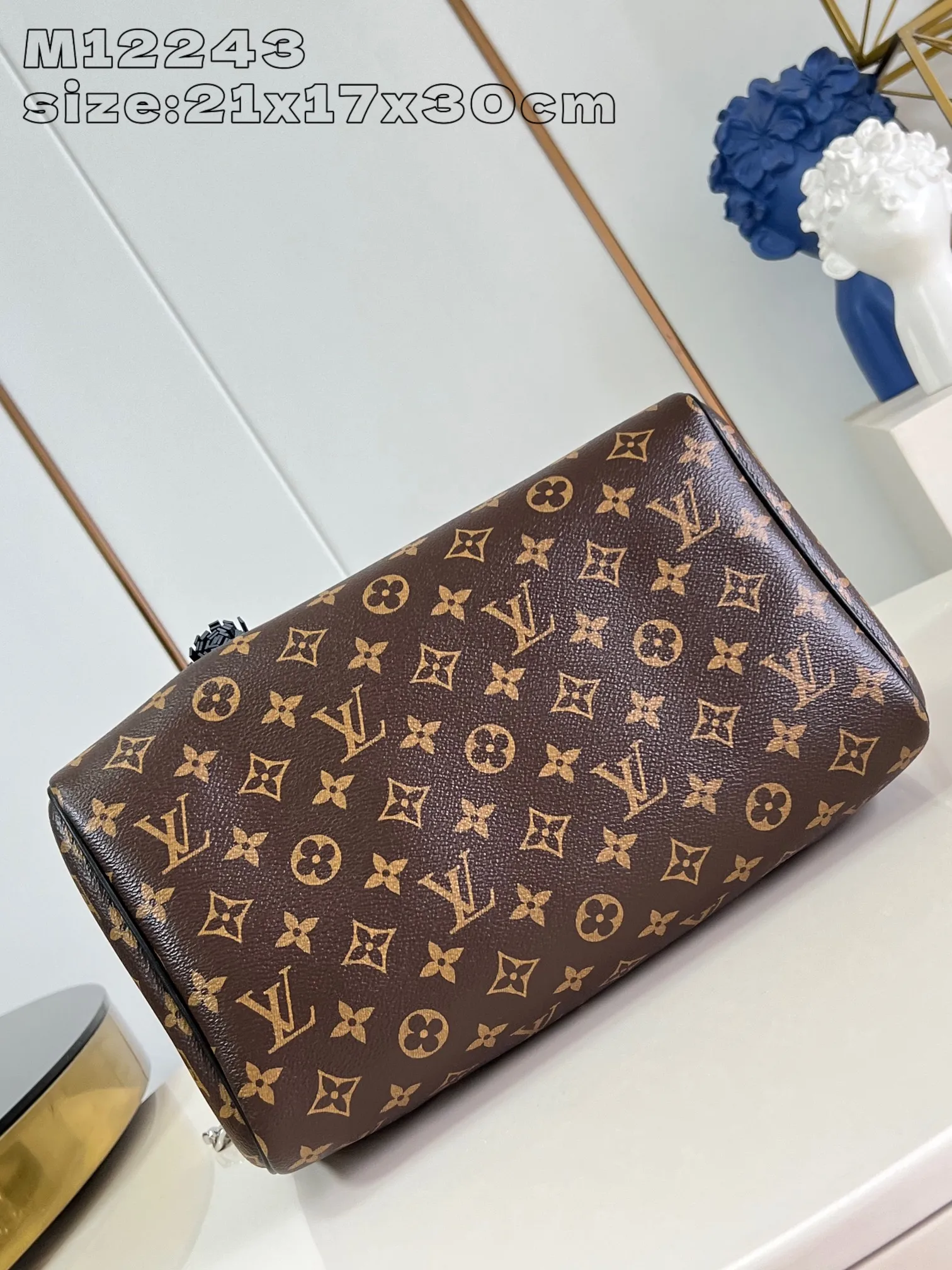 💰1100 Top-quality original individual real shot M12243】Speedy Soft 30 Dark handbag becomes a good travel companion with its eye-catching style. The Monogram coated canvas bag is trimmed with leather and has a Gothic-style chain. Its generous structure has a zipped pocket inside to keep your passport and other important items safe. The nameplate and tassels add to the intricate details, and the Toron handle adds a fresh touch. 21 x 17 x 30 cm (height x width x length)