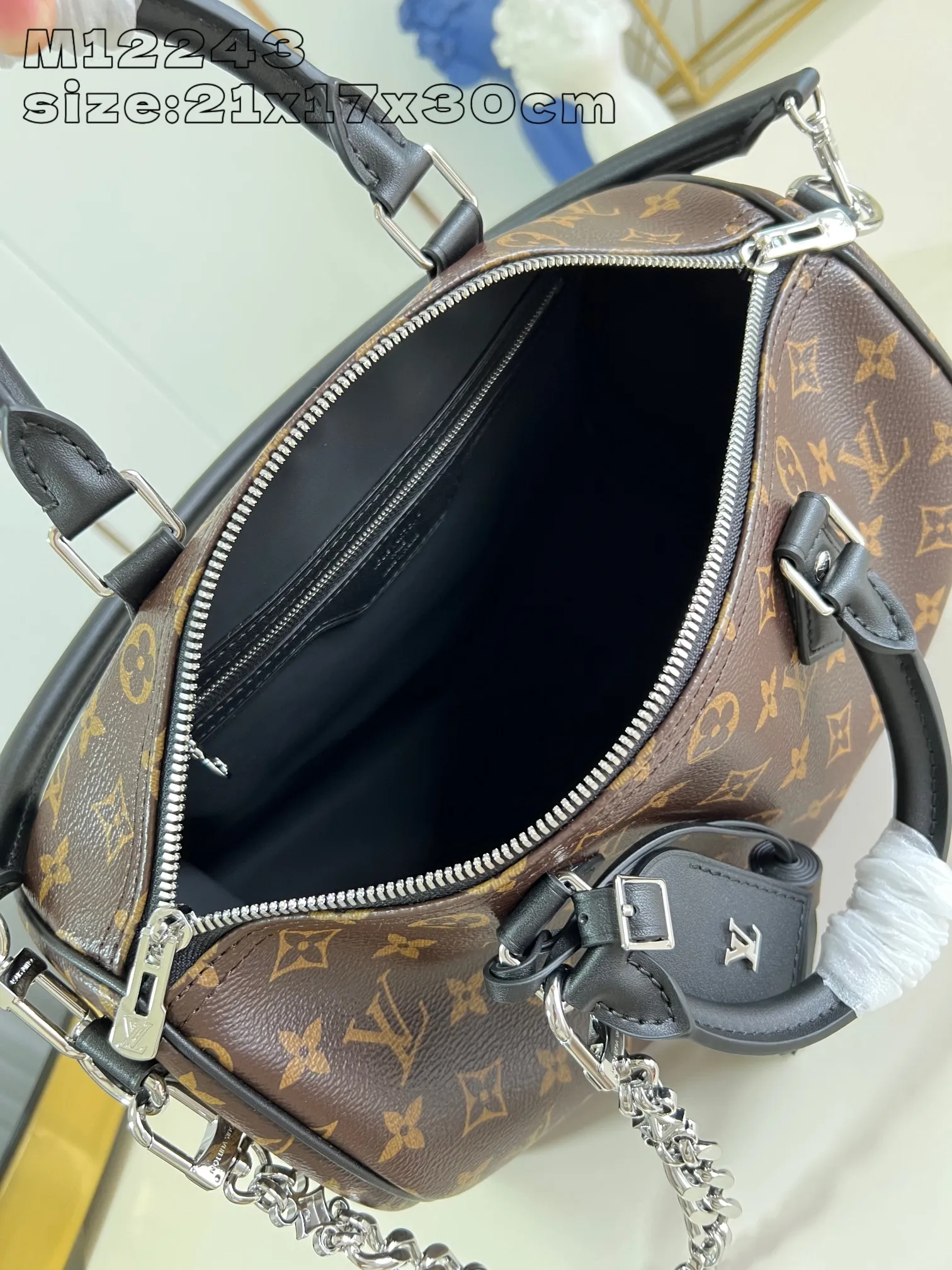 💰1100 Top-quality original individual real shot M12243】Speedy Soft 30 Dark handbag becomes a good travel companion with its eye-catching style. The Monogram coated canvas bag is trimmed with leather and has a Gothic-style chain. Its generous structure has a zipped pocket inside to keep your passport and other important items safe. The nameplate and tassels add to the intricate details, and the Toron handle adds a fresh touch. 21 x 17 x 30 cm (height x width x length)
