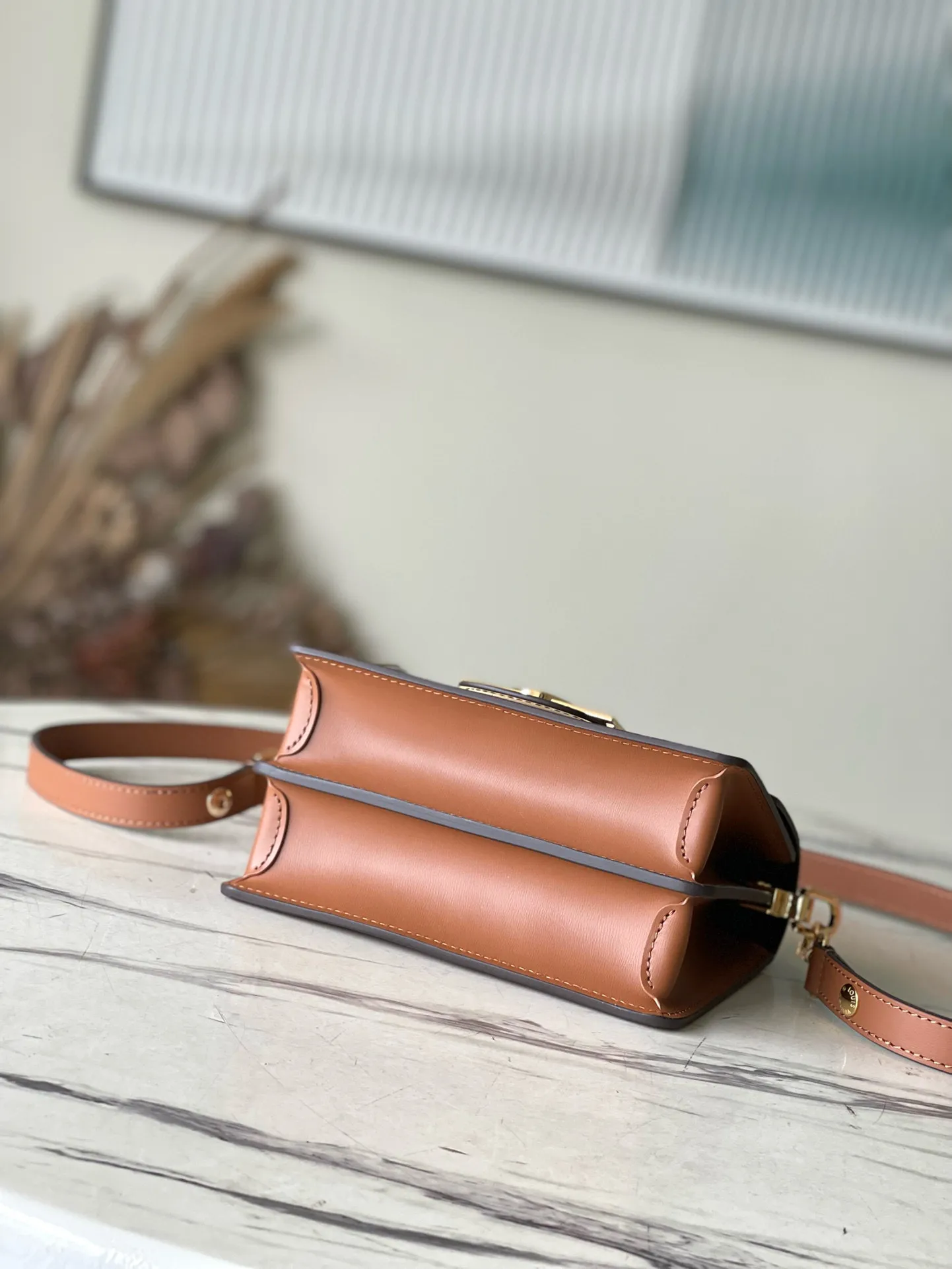 💰820 (steel hardware) top quality M45959 M44580 small size Nicolas Ghesquière launches a new Mini Dauphine handbag in the spring and summer of 2019. The mini design combines Monogram and Monogram Reverse canvas with cow leather trim. The LV lock buckle shines brightly, and the leather shoulder strap adds a modern look. Suitable for day and night carry. Dimensions: 20 x 15 x 9 cm