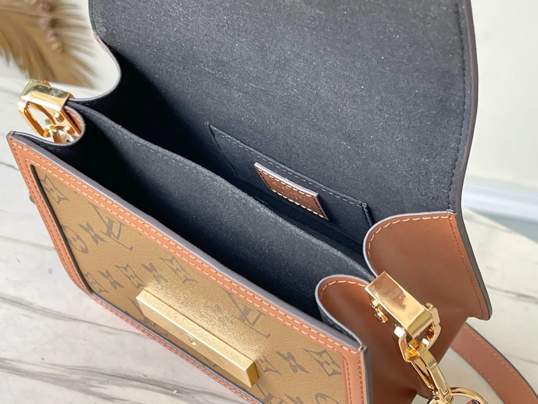 💰820 (steel hardware) top quality M45959 M44580 small size Nicolas Ghesquière launches a new Mini Dauphine handbag in the spring and summer of 2019. The mini design combines Monogram and Monogram Reverse canvas with cow leather trim. The LV lock buckle shines brightly, and the leather shoulder strap adds a modern look. Suitable for day and night carry. Dimensions: 20 x 15 x 9 cm