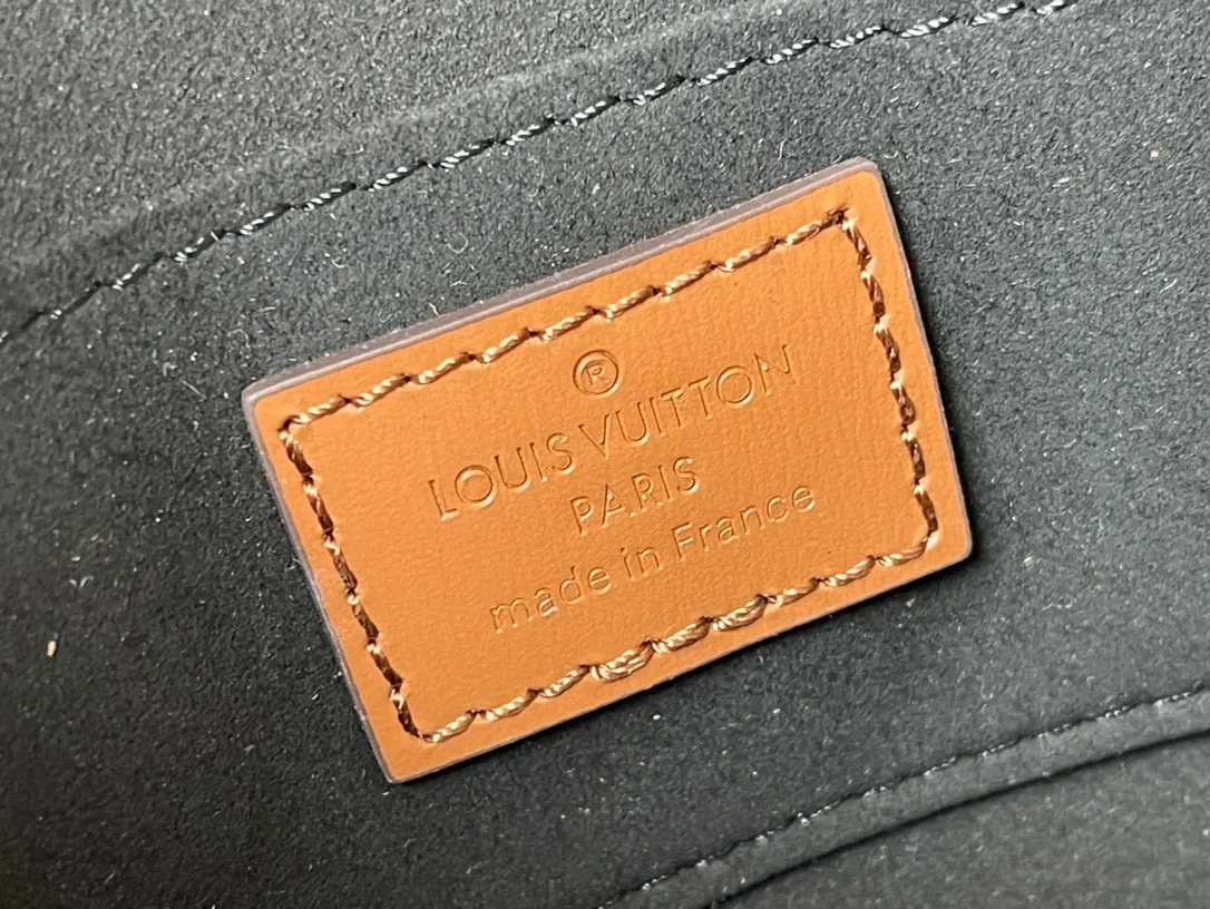 💰820 (steel hardware) top quality M45959 M44580 small size Nicolas Ghesquière launches a new Mini Dauphine handbag in the spring and summer of 2019. The mini design combines Monogram and Monogram Reverse canvas with cow leather trim. The LV lock buckle shines brightly, and the leather shoulder strap adds a modern look. Suitable for day and night carry. Dimensions: 20 x 15 x 9 cm
