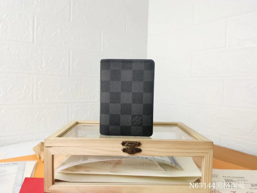 P110💰Top Original💎N63144 black check with yellow, this pocket wallet combines the elegance of Damier Graphite canvas with the delicate texture of Epi leather, with stripes emblazoned with the Louis Vuitton logo. The elegant design can accommodate credit cards, banknotes and receipts, making it suitable for daily carrying or gift giving. Detailed Features 8.0 x 11.0 x 1.0 cm (L x H x W) Epi leather and Damier Graphite coated canvas Coated cowhide leather trim Cowhide lining, card compartment, inner pocket, outer patch pocket This product is made in one of France, Spain, Italy and the United States