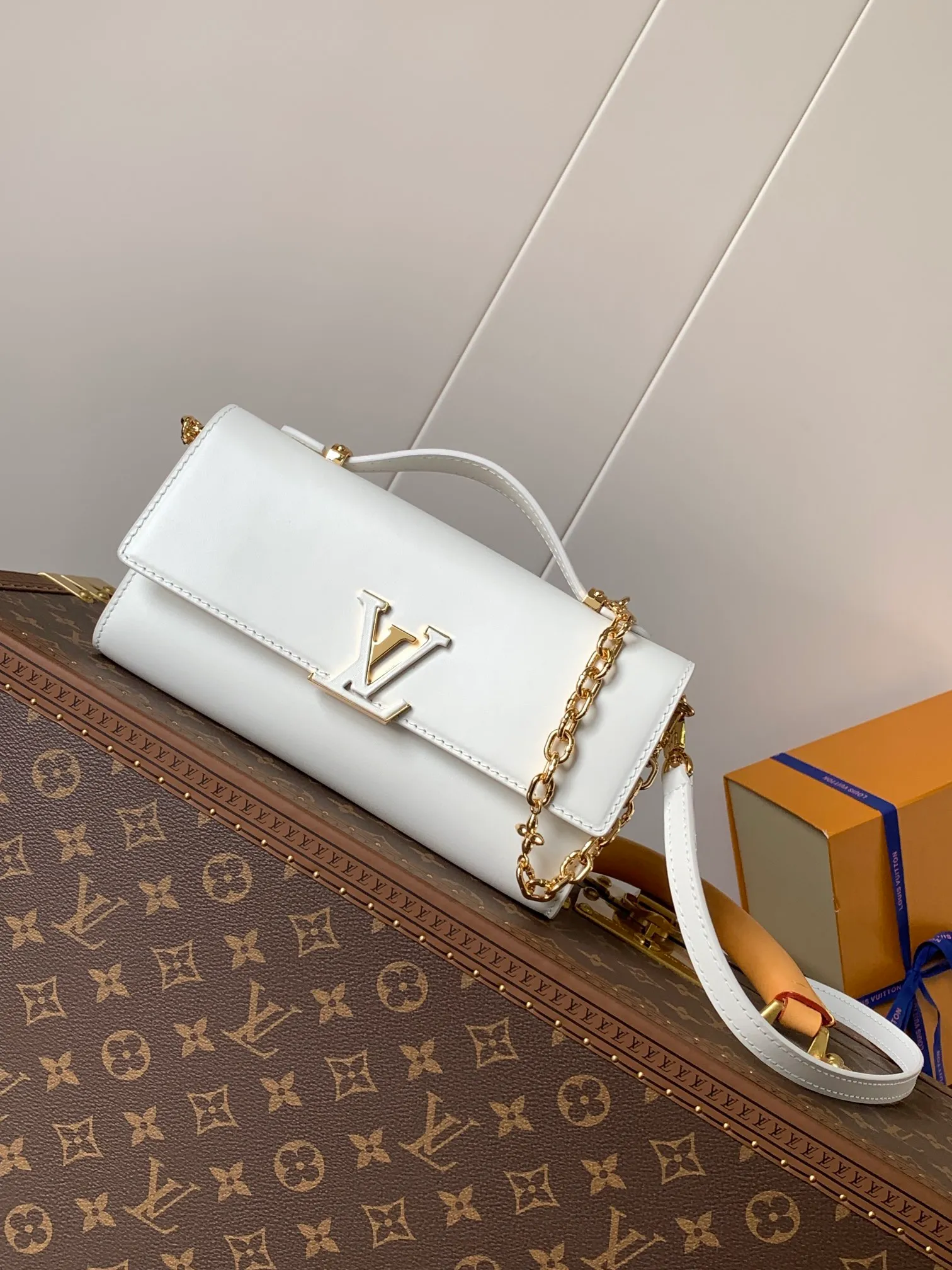 💰1180 (top-grain leather) top-quality original order, transcoding chip M12143 black M12405 red M12265 white Wallet On Chain Capucines handbag combines exquisite craftsmanship and elegant style. The smooth leather is embellished with the classic LV letters. It is equipped with a detachable metal chain and leather shoulder strap, which can be carried by hand, shoulder or crossbody. The neat interior features Monogram floral magnet fastening, patch pockets, and card compartment.  12 x 4 x 23 cm (H x W x L) Cowhide Leather Trimming Cowhide lining Metal hardware Monogram floral magnetic closure Large main compartment Internal patch pocket with card compartment Shoulder strap: removable, adjustable Half-length strap: 43.0 cm Strap half-length adjustable to: 53.0 cm Chain: Removable Chain half-length: 22.5 cm Handle: Single handle