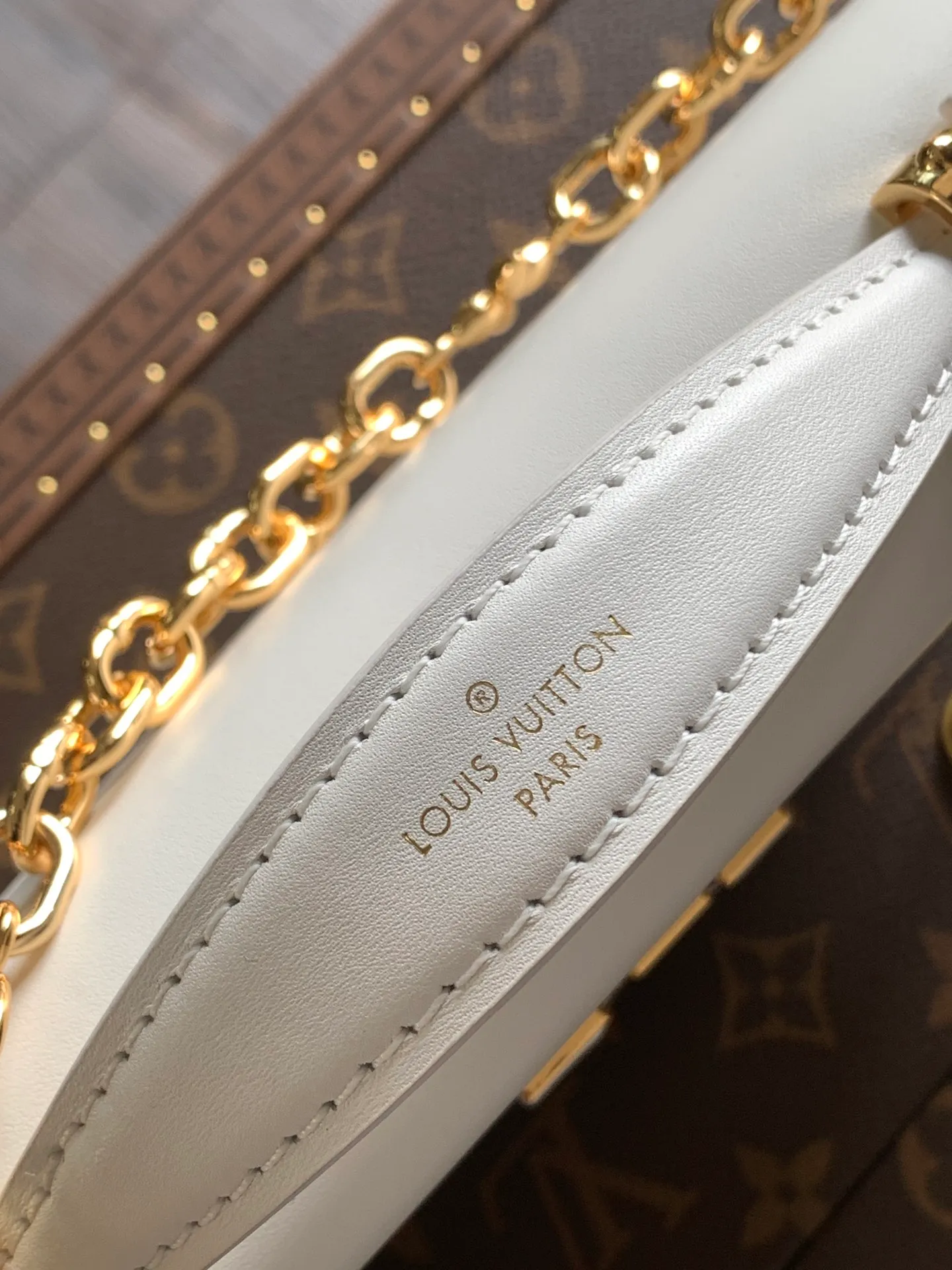 💰1180 (top-grain leather) top-quality original order, transcoding chip M12143 black M12405 red M12265 white Wallet On Chain Capucines handbag combines exquisite craftsmanship and elegant style. The smooth leather is embellished with the classic LV letters. It is equipped with a detachable metal chain and leather shoulder strap, which can be carried by hand, shoulder or crossbody. The neat interior features Monogram floral magnet fastening, patch pockets, and card compartment.  12 x 4 x 23 cm (H x W x L) Cowhide Leather Trimming Cowhide lining Metal hardware Monogram floral magnetic closure Large main compartment Internal patch pocket with card compartment Shoulder strap: removable, adjustable Half-length strap: 43.0 cm Strap half-length adjustable to: 53.0 cm Chain: Removable Chain half-length: 22.5 cm Handle: Single handle
