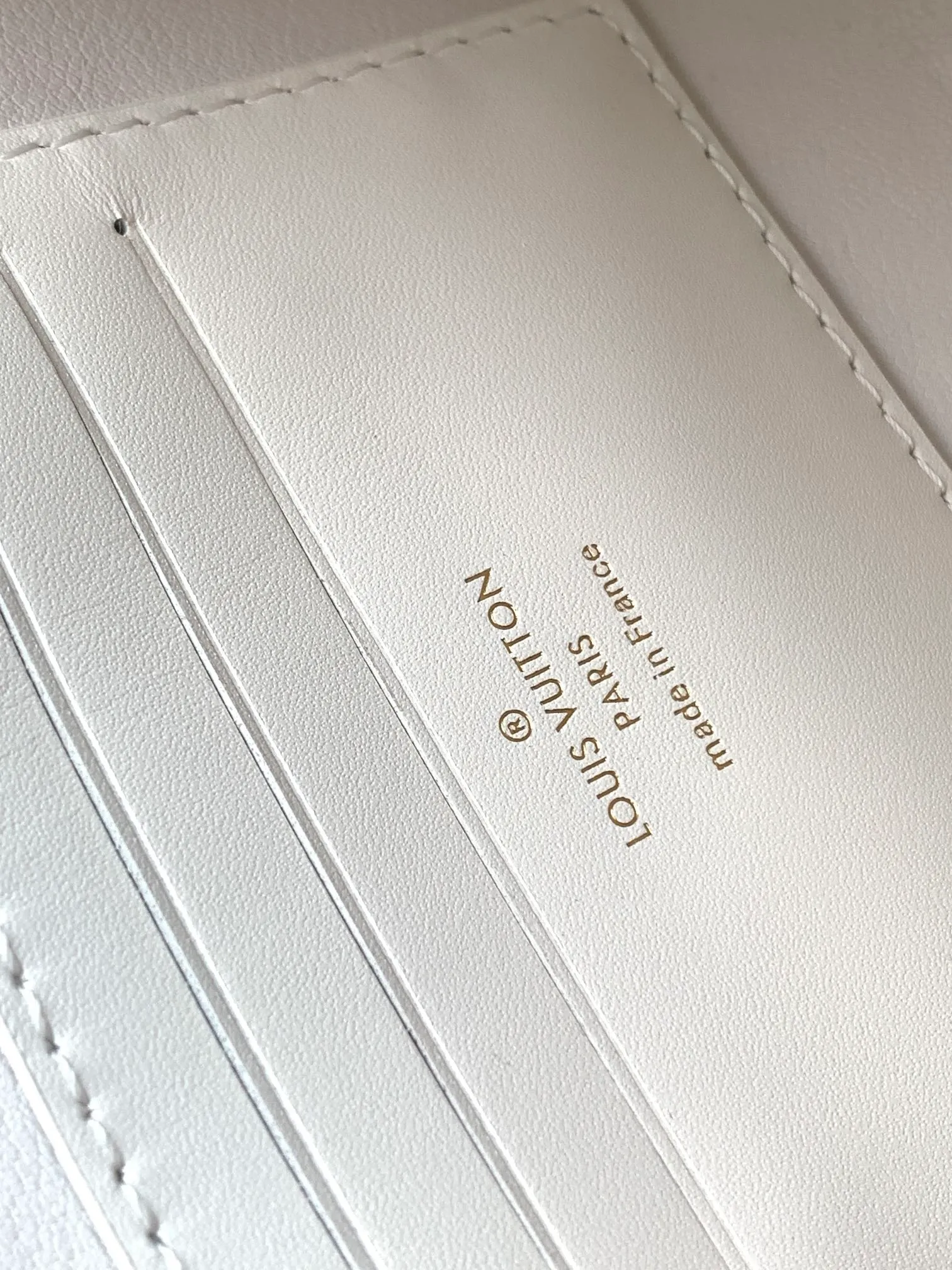 💰1180 (top-grain leather) top-quality original order, transcoding chip M12143 black M12405 red M12265 white Wallet On Chain Capucines handbag combines exquisite craftsmanship and elegant style. The smooth leather is embellished with the classic LV letters. It is equipped with a detachable metal chain and leather shoulder strap, which can be carried by hand, shoulder or crossbody. The neat interior features Monogram floral magnet fastening, patch pockets, and card compartment.  12 x 4 x 23 cm (H x W x L) Cowhide Leather Trimming Cowhide lining Metal hardware Monogram floral magnetic closure Large main compartment Internal patch pocket with card compartment Shoulder strap: removable, adjustable Half-length strap: 43.0 cm Strap half-length adjustable to: 53.0 cm Chain: Removable Chain half-length: 22.5 cm Handle: Single handle