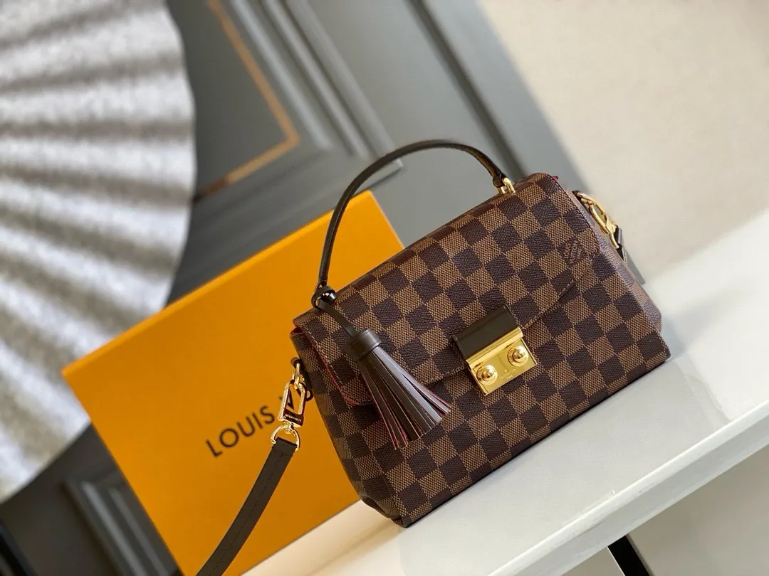 💰800 Top Original N53000 CROISETTE Handbag This compact, fashionable and casual Croisette handbag has exquisite details and complete functions, enough to become your new favorite. Removable tassels add a playful touch to the elegant design. Versatile, it can be handheld, carried on the shoulder, or carried cross-body. Detailed features 25 x 17 x 9.5 cm (Length x Height x Width) Damier Ebene checkerboard canvas exterior Natural cowhide leather trim Gold-tone metal hardware Flap and buckle closure Removable tassel in natural cowhide leather Flat inner pocket Shoulder strap: removable, not adjustable Half-length strap: 56.0 cm Handle: Single handle