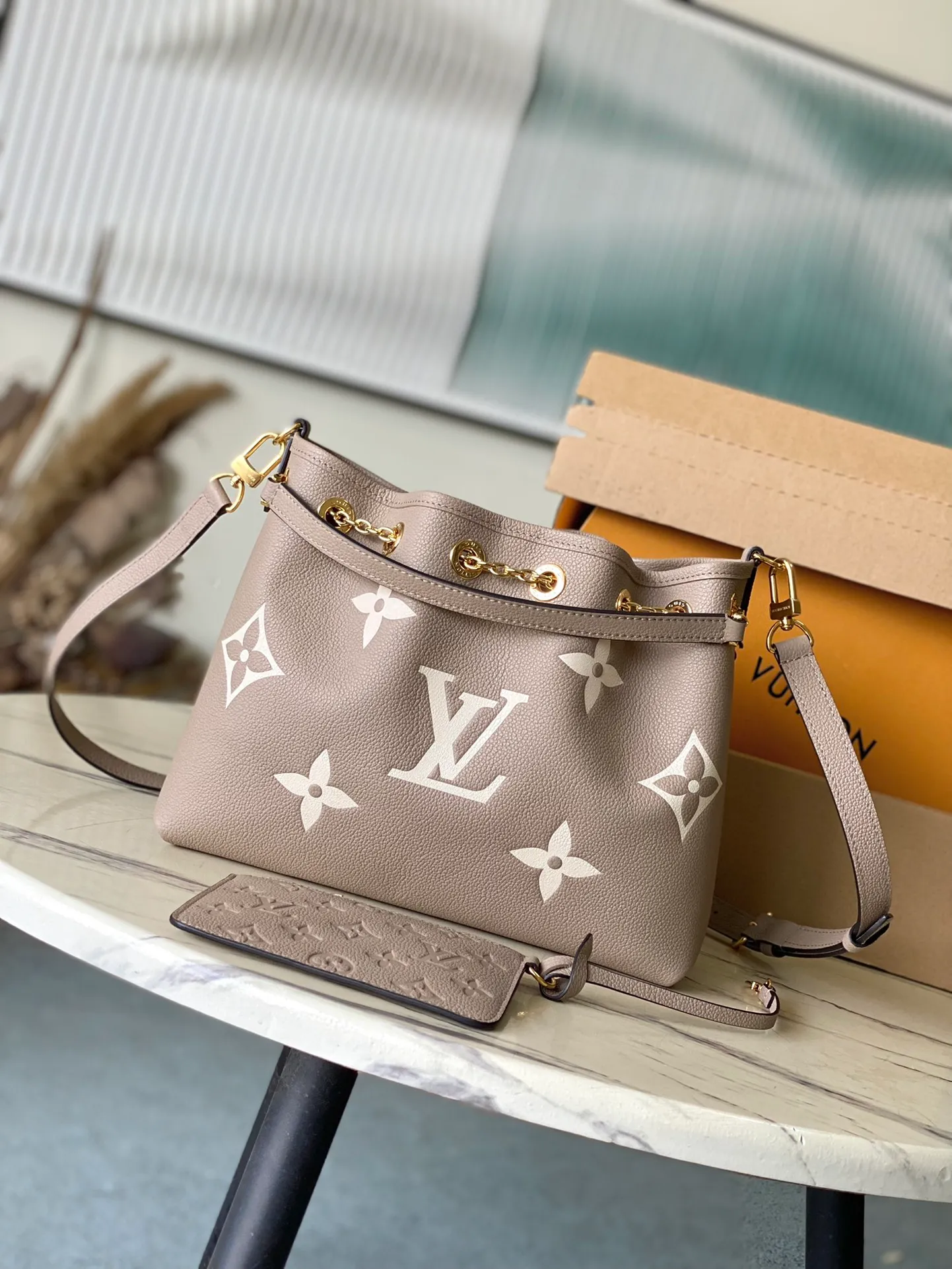 💰1260 (top layer leather) top quality original item M25453 This Summer Bundle handbag is from the Dégradé series, with a new drawstring design that adds to the summer atmosphere. The Monogram Empreinte embossed leather bag features a gradient tone to brighten any seasonal look. The double handles and detachable cross-body strap provide a variety of stylish carrying options, making it a great companion for travel day and night. Detailed features: 28 x 20 x 11.5 cm (length x height x width)