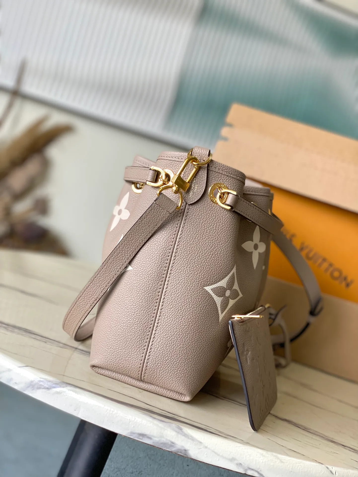 💰1260 (top layer leather) top quality original item M25453 This Summer Bundle handbag is from the Dégradé series, with a new drawstring design that adds to the summer atmosphere. The Monogram Empreinte embossed leather bag features a gradient tone to brighten any seasonal look. The double handles and detachable cross-body strap provide a variety of stylish carrying options, making it a great companion for travel day and night. Detailed features: 28 x 20 x 11.5 cm (length x height x width)