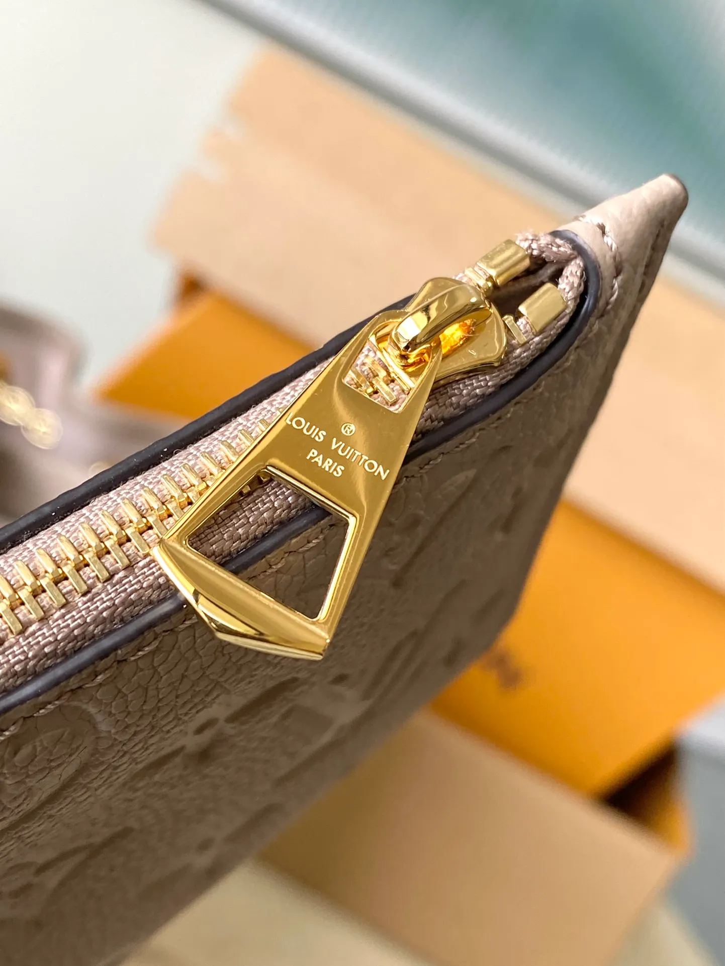 💰1260 (top layer leather) top quality original item M25453 This Summer Bundle handbag is from the Dégradé series, with a new drawstring design that adds to the summer atmosphere. The Monogram Empreinte embossed leather bag features a gradient tone to brighten any seasonal look. The double handles and detachable cross-body strap provide a variety of stylish carrying options, making it a great companion for travel day and night. Detailed features: 28 x 20 x 11.5 cm (length x height x width)