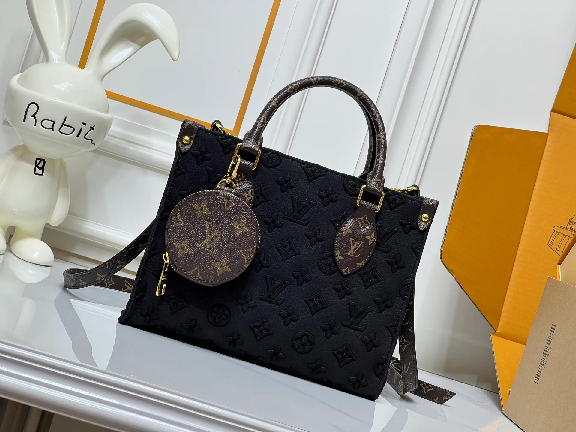 Batch 300💰M45659 M46373 Brown embossed Black embossed Gray embossed OnTheGo Small new version The legendary ONTHEGO handbag: made of washed LV Blason denim, with deep tones to enhance the gradient effect of the LV letters, showing Pharrell Williams' creative ingenuity in translating graceful music into fashion language. The zippered front pocket provides easy access to everyday items, while the drawstring closure and magnetic laces provide ample space. Detailed features25x11x19 cm