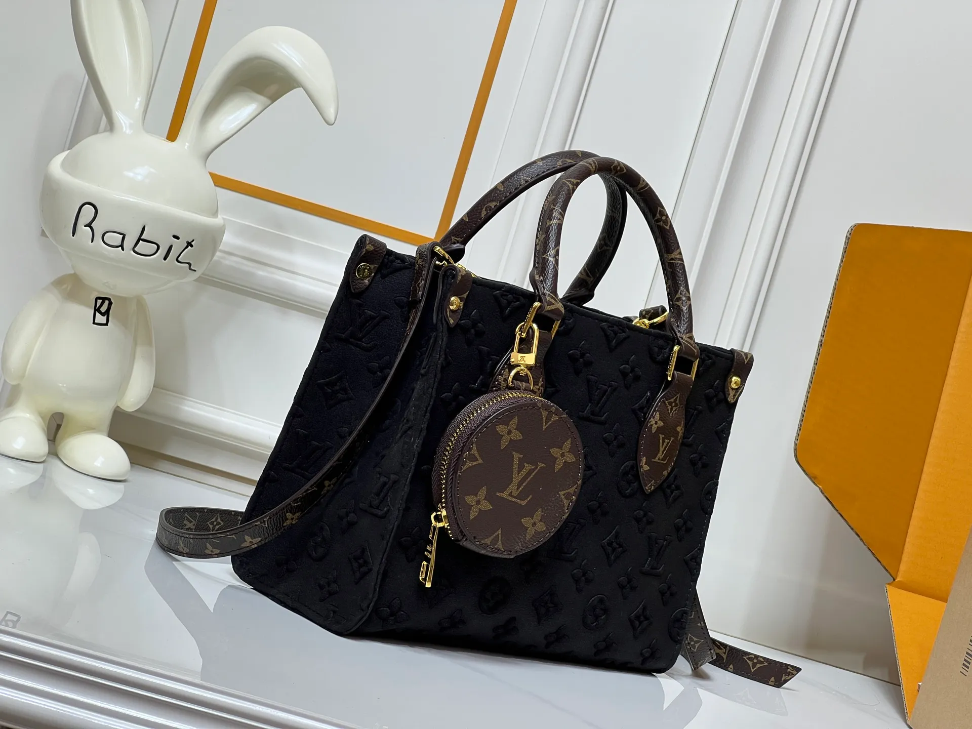 Batch 300💰M45659 M46373 Brown embossed Black embossed Gray embossed OnTheGo Small new version The legendary ONTHEGO handbag: made of washed LV Blason denim, with deep tones to enhance the gradient effect of the LV letters, showing Pharrell Williams' creative ingenuity in translating graceful music into fashion language. The zippered front pocket provides easy access to everyday items, while the drawstring closure and magnetic laces provide ample space. Detailed features25x11x19 cm