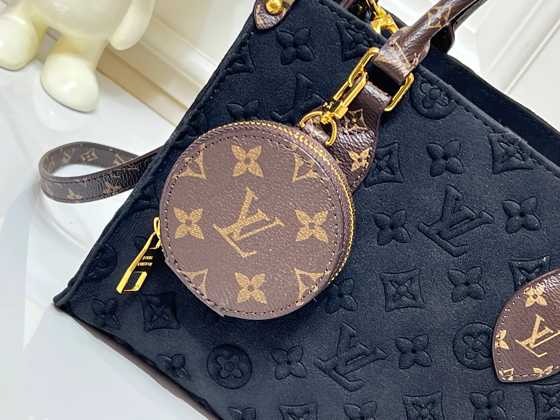 Batch 300💰M45659 M46373 Brown embossed Black embossed Gray embossed OnTheGo Small new version The legendary ONTHEGO handbag: made of washed LV Blason denim, with deep tones to enhance the gradient effect of the LV letters, showing Pharrell Williams' creative ingenuity in translating graceful music into fashion language. The zippered front pocket provides easy access to everyday items, while the drawstring closure and magnetic laces provide ample space. Detailed features25x11x19 cm