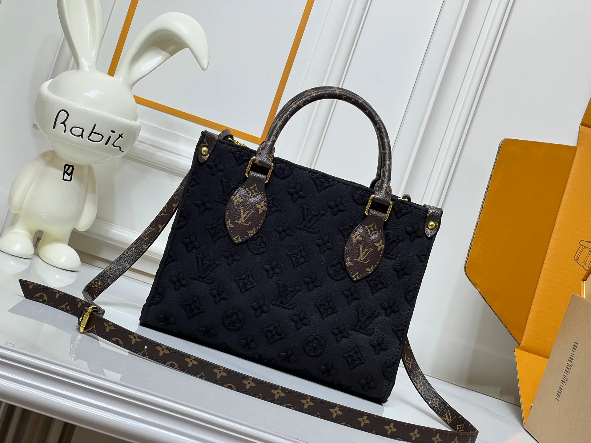 Batch 300💰M45659 M46373 Brown embossed Black embossed Gray embossed OnTheGo Small new version The legendary ONTHEGO handbag: made of washed LV Blason denim, with deep tones to enhance the gradient effect of the LV letters, showing Pharrell Williams' creative ingenuity in translating graceful music into fashion language. The zippered front pocket provides easy access to everyday items, while the drawstring closure and magnetic laces provide ample space. Detailed features25x11x19 cm