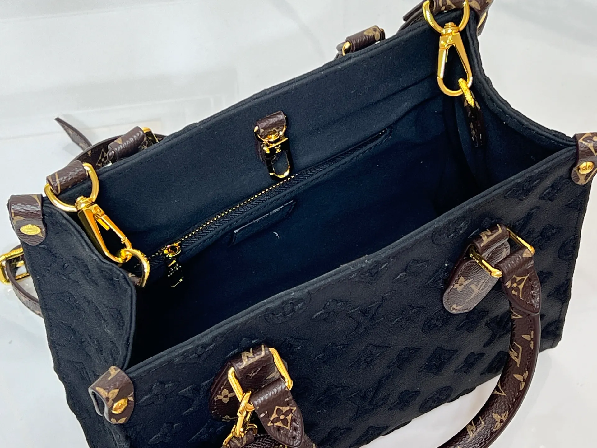 Batch 300💰M45659 M46373 Brown embossed Black embossed Gray embossed OnTheGo Small new version The legendary ONTHEGO handbag: made of washed LV Blason denim, with deep tones to enhance the gradient effect of the LV letters, showing Pharrell Williams' creative ingenuity in translating graceful music into fashion language. The zippered front pocket provides easy access to everyday items, while the drawstring closure and magnetic laces provide ample space. Detailed features25x11x19 cm