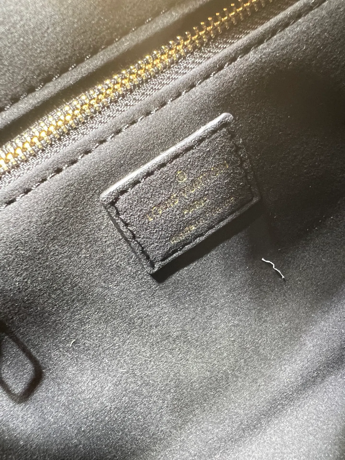 Batch 300💰M45659 M46373 Brown embossed Black embossed Gray embossed OnTheGo Small new version The legendary ONTHEGO handbag: made of washed LV Blason denim, with deep tones to enhance the gradient effect of the LV letters, showing Pharrell Williams' creative ingenuity in translating graceful music into fashion language. The zippered front pocket provides easy access to everyday items, while the drawstring closure and magnetic laces provide ample space. Detailed features25x11x19 cm