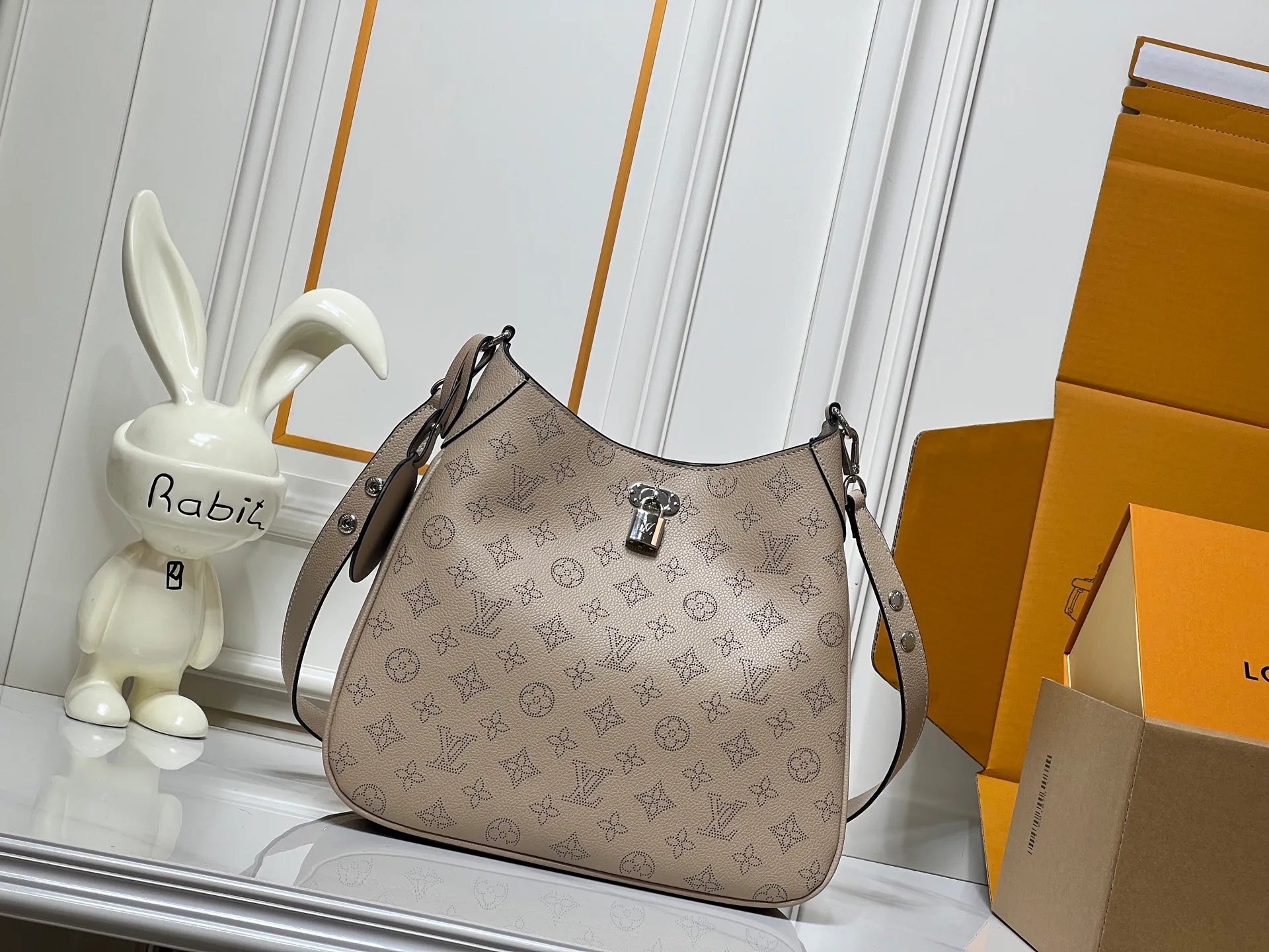 Batch 280💰Upgraded from the original M14617. This medium-sized All Around handbag is made of engraved leather tracing the Monogram perforation pattern, and uses a Yingze padlock magnetic clasp to upgrade the classic charm. The LV leather decoration highlights the ingenious details. Whether worn cross-body or on the shoulder, it can elegantly brighten up daily looks. Dimensions: 28.0 x 25.0 x 8.0 cm (length x height x width)