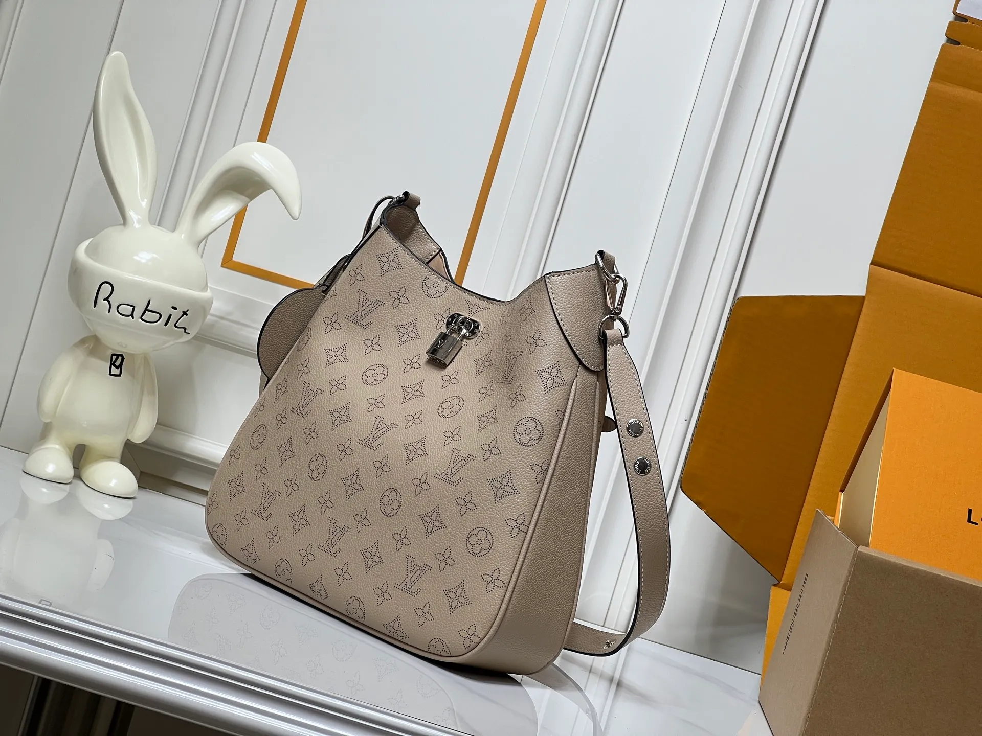 Batch 280💰Upgraded from the original M14617. This medium-sized All Around handbag is made of engraved leather tracing the Monogram perforation pattern, and uses a Yingze padlock magnetic clasp to upgrade the classic charm. The LV leather decoration highlights the ingenious details. Whether worn cross-body or on the shoulder, it can elegantly brighten up daily looks. Dimensions: 28.0 x 25.0 x 8.0 cm (length x height x width)