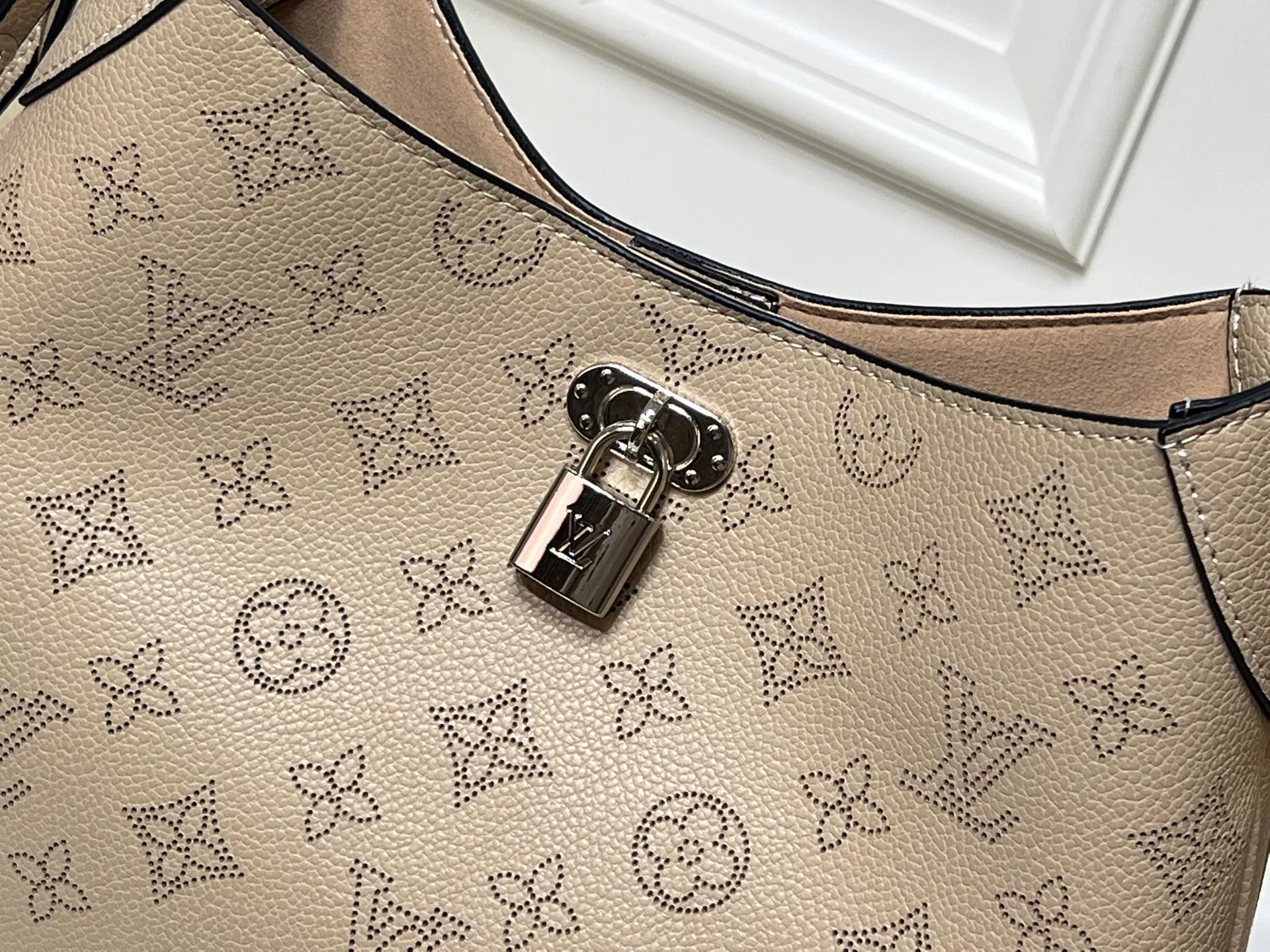 Batch 280💰Upgraded from the original M14617. This medium-sized All Around handbag is made of engraved leather tracing the Monogram perforation pattern, and uses a Yingze padlock magnetic clasp to upgrade the classic charm. The LV leather decoration highlights the ingenious details. Whether worn cross-body or on the shoulder, it can elegantly brighten up daily looks. Dimensions: 28.0 x 25.0 x 8.0 cm (length x height x width)