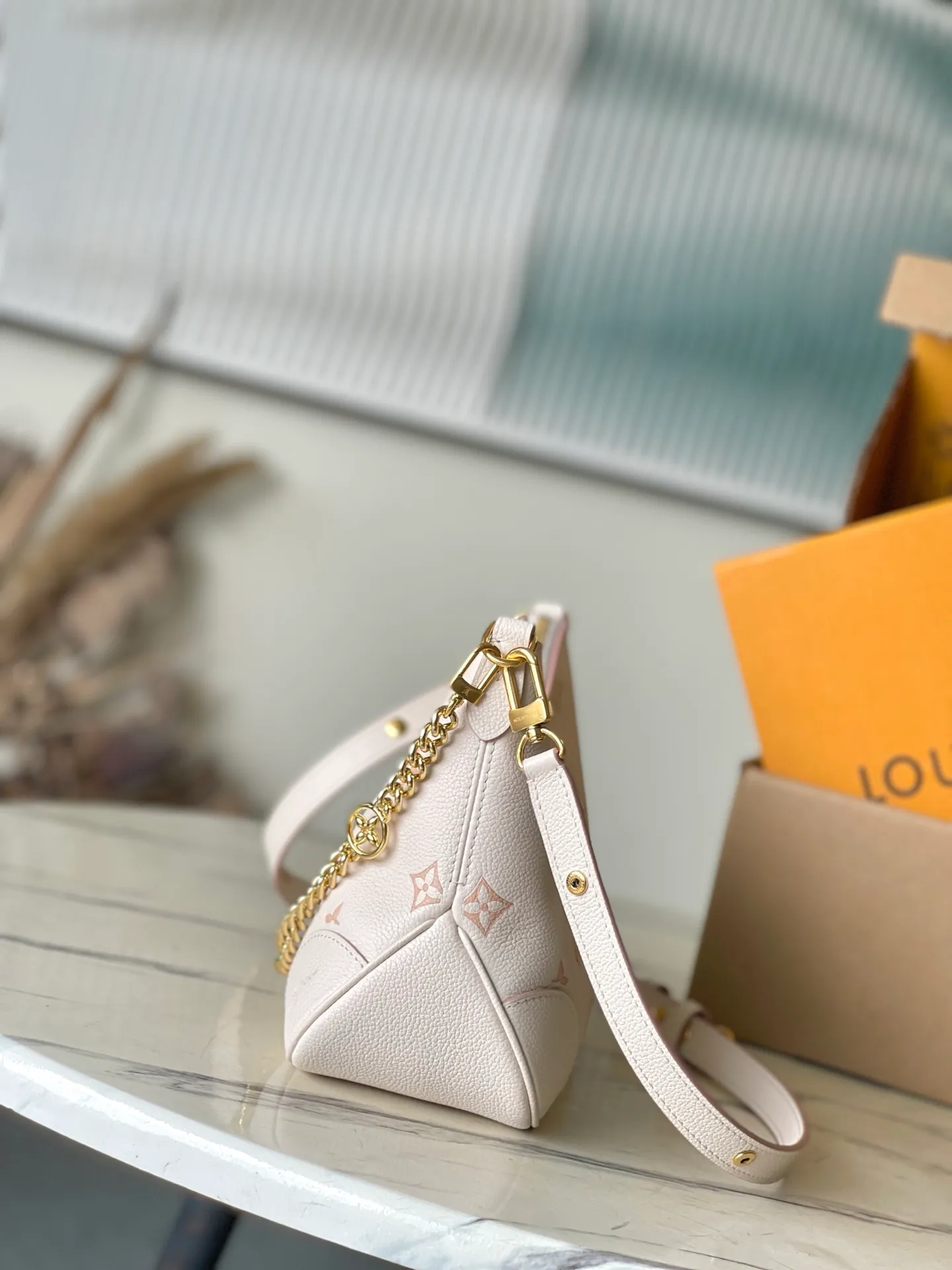 💰1060 (top layer leather) top original order M14634 This Boulogne handbag reinterprets the classic Monogram Empreinte leather with the same color aesthetic, and injects elegant luster with the detachable chain and LV floral decoration. The smart structure allows for a variety of carrying methods, and the inner patch pocket can easily store a smartphone. Dimensions: 29 × 16 × 9.5 cm