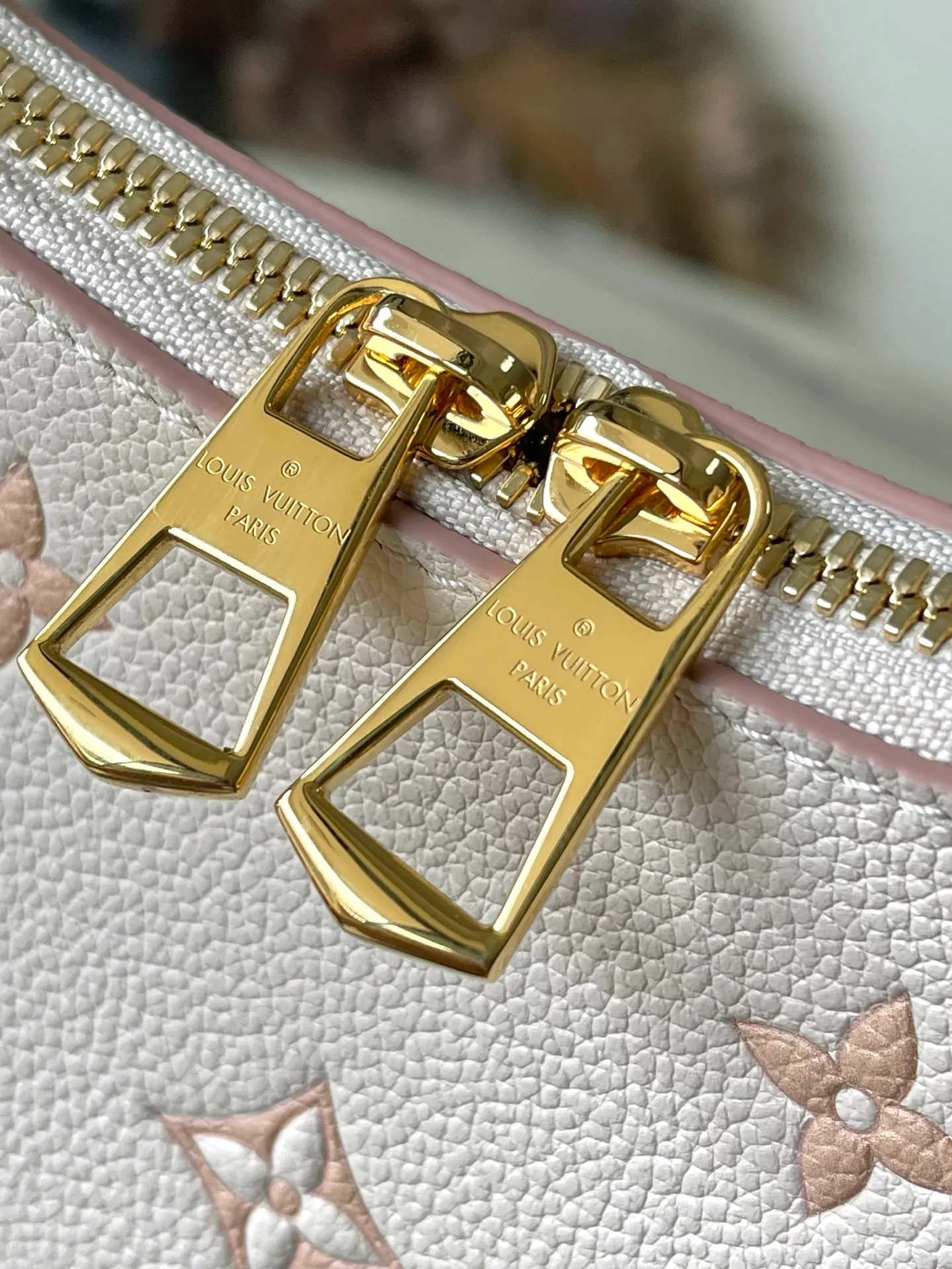 💰1060 (top layer leather) top original order M14634 This Boulogne handbag reinterprets the classic Monogram Empreinte leather with the same color aesthetic, and injects elegant luster with the detachable chain and LV floral decoration. The smart structure allows for a variety of carrying methods, and the inner patch pocket can easily store a smartphone. Dimensions: 29 × 16 × 9.5 cm