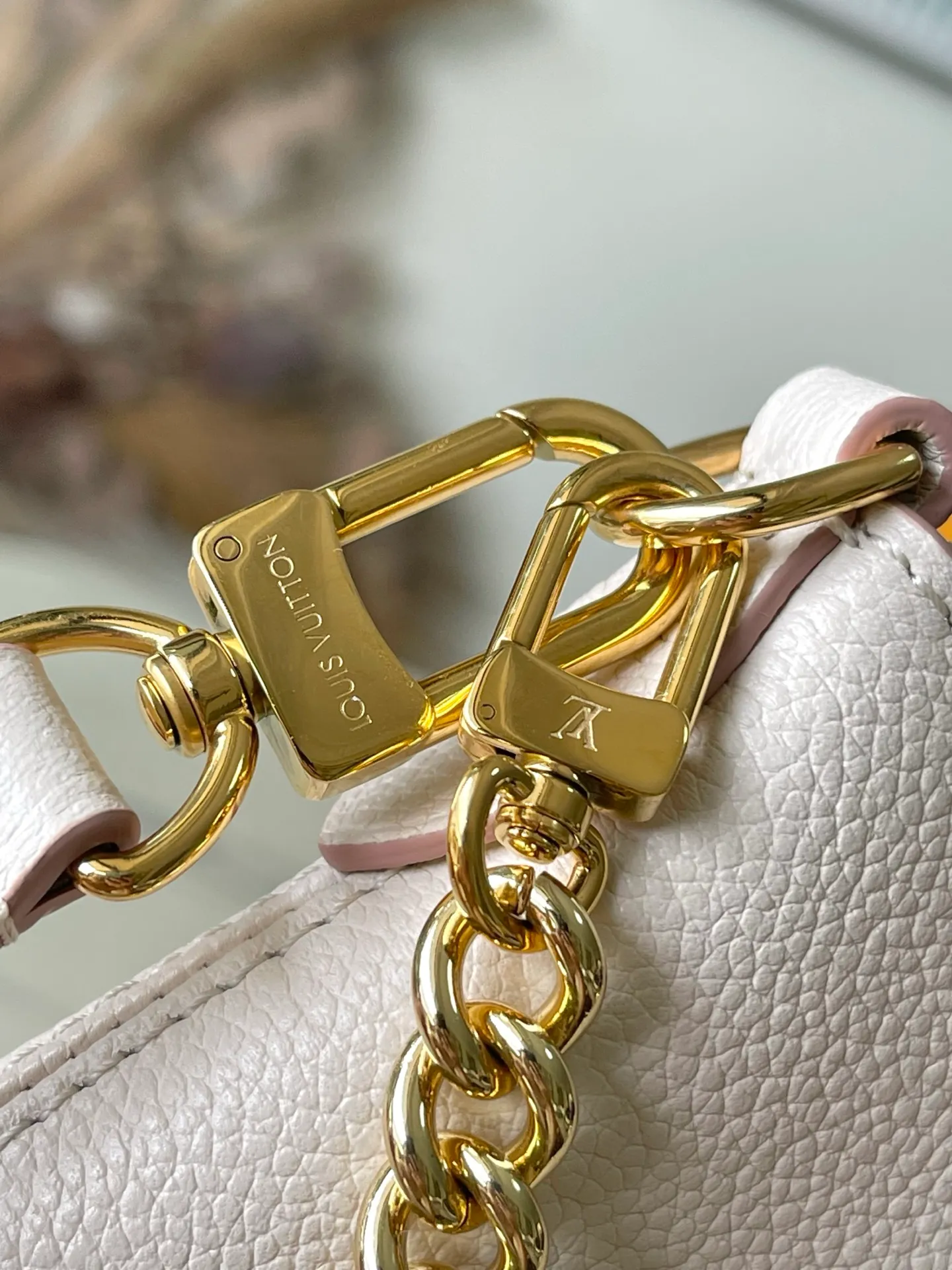 💰1060 (top layer leather) top original order M14634 This Boulogne handbag reinterprets the classic Monogram Empreinte leather with the same color aesthetic, and injects elegant luster with the detachable chain and LV floral decoration. The smart structure allows for a variety of carrying methods, and the inner patch pocket can easily store a smartphone. Dimensions: 29 × 16 × 9.5 cm