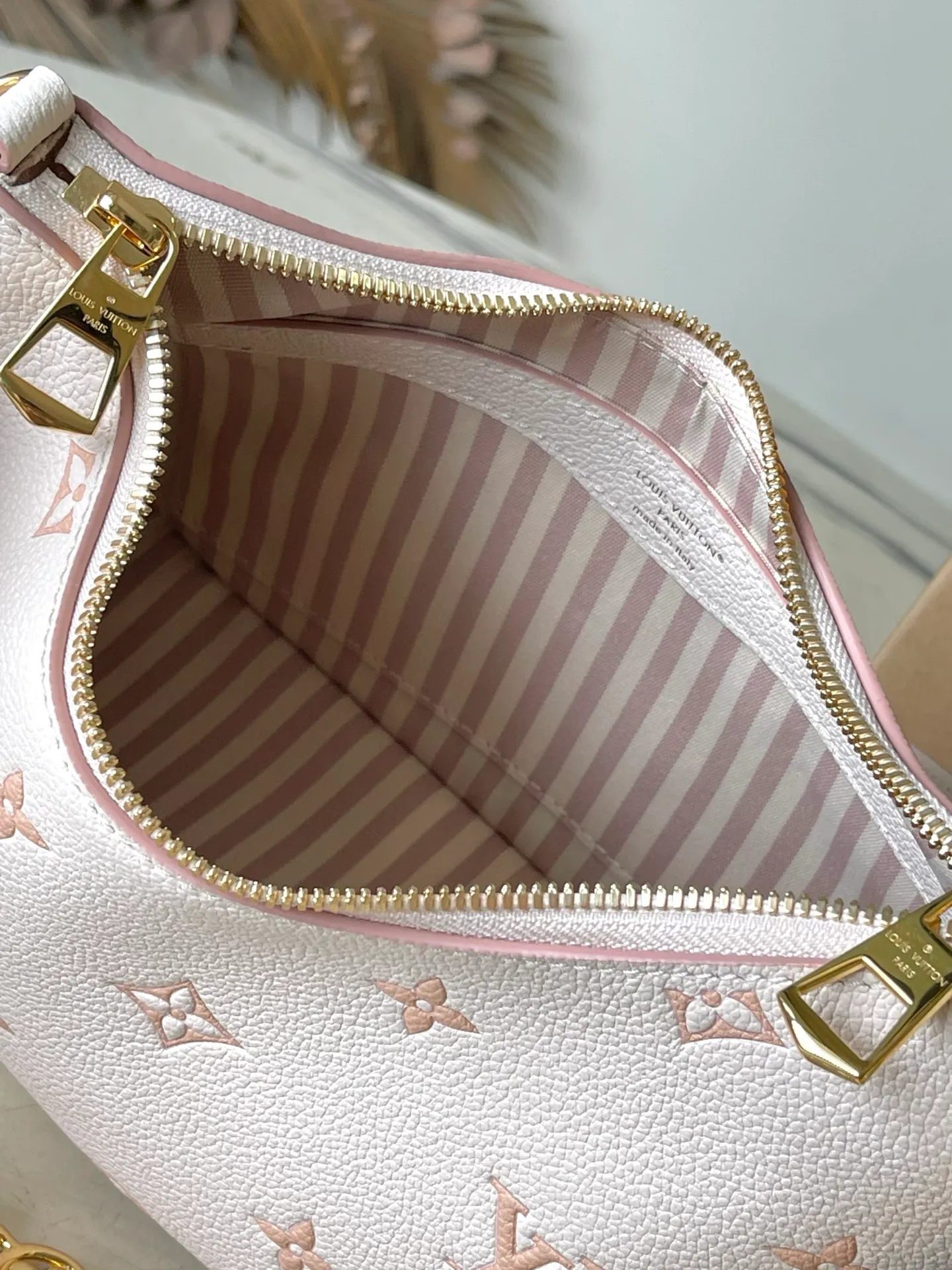 💰1060 (top layer leather) top original order M14634 This Boulogne handbag reinterprets the classic Monogram Empreinte leather with the same color aesthetic, and injects elegant luster with the detachable chain and LV floral decoration. The smart structure allows for a variety of carrying methods, and the inner patch pocket can easily store a smartphone. Dimensions: 29 × 16 × 9.5 cm