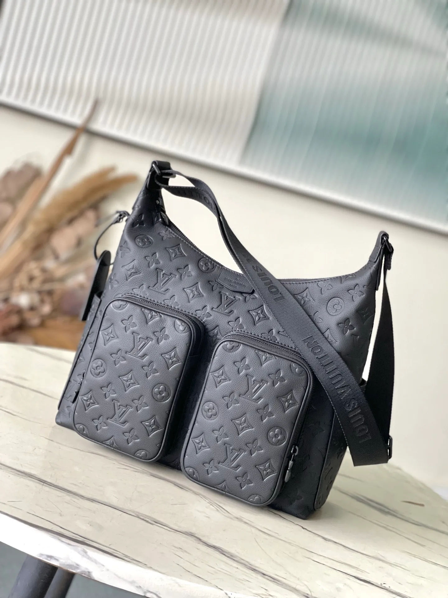 💰1180 (top-grain leather) top original order M14778 This HoboCargo handbag is made of soft Monogram Shadow cow leather, with Monogram embossed pattern to reveal an elegant atmosphere, and multiple pockets are used to show its functionality. The matte texture conveys handsome style, making it a dynamic choice for daily travel. Dimensions: 34.5 × 27 × 19.7 cm