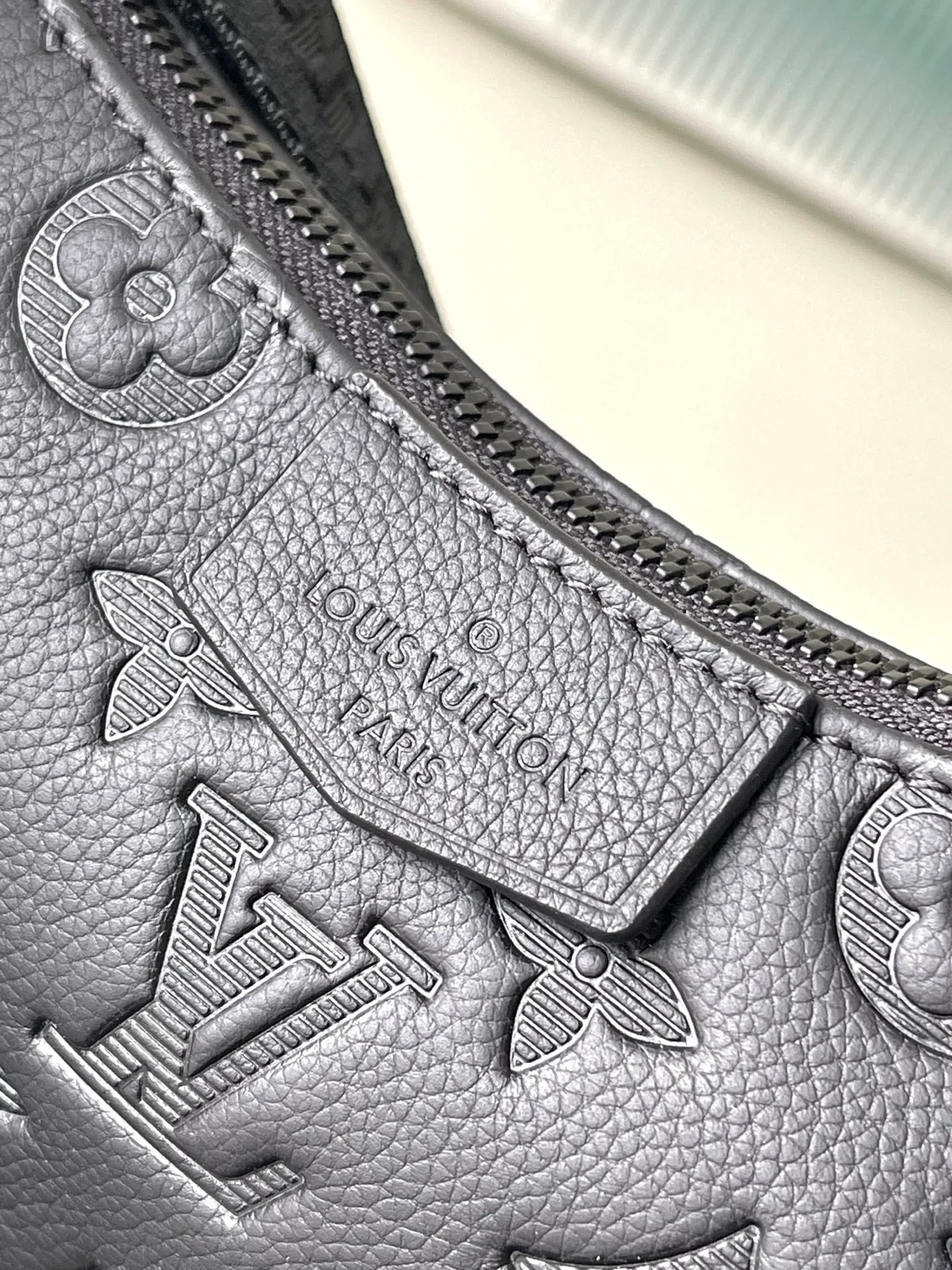 💰1180 (top-grain leather) top original order M14778 This HoboCargo handbag is made of soft Monogram Shadow cow leather, with Monogram embossed pattern to reveal an elegant atmosphere, and multiple pockets are used to show its functionality. The matte texture conveys handsome style, making it a dynamic choice for daily travel. Dimensions: 34.5 × 27 × 19.7 cm