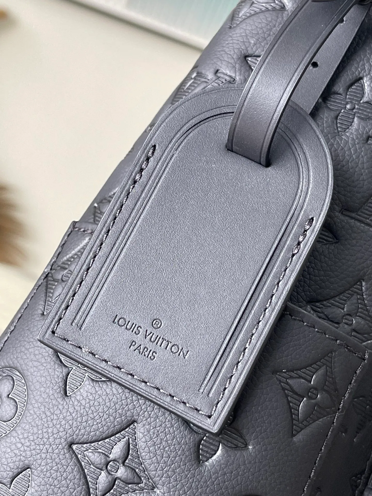 💰1180 (top-grain leather) top original order M14778 This HoboCargo handbag is made of soft Monogram Shadow cow leather, with Monogram embossed pattern to reveal an elegant atmosphere, and multiple pockets are used to show its functionality. The matte texture conveys handsome style, making it a dynamic choice for daily travel. Dimensions: 34.5 × 27 × 19.7 cm