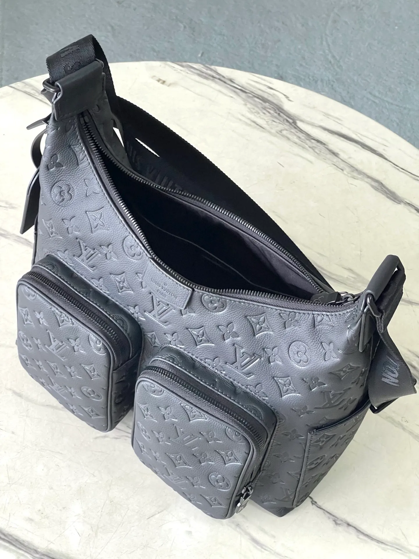 💰1180 (top-grain leather) top original order M14778 This HoboCargo handbag is made of soft Monogram Shadow cow leather, with Monogram embossed pattern to reveal an elegant atmosphere, and multiple pockets are used to show its functionality. The matte texture conveys handsome style, making it a dynamic choice for daily travel. Dimensions: 34.5 × 27 × 19.7 cm