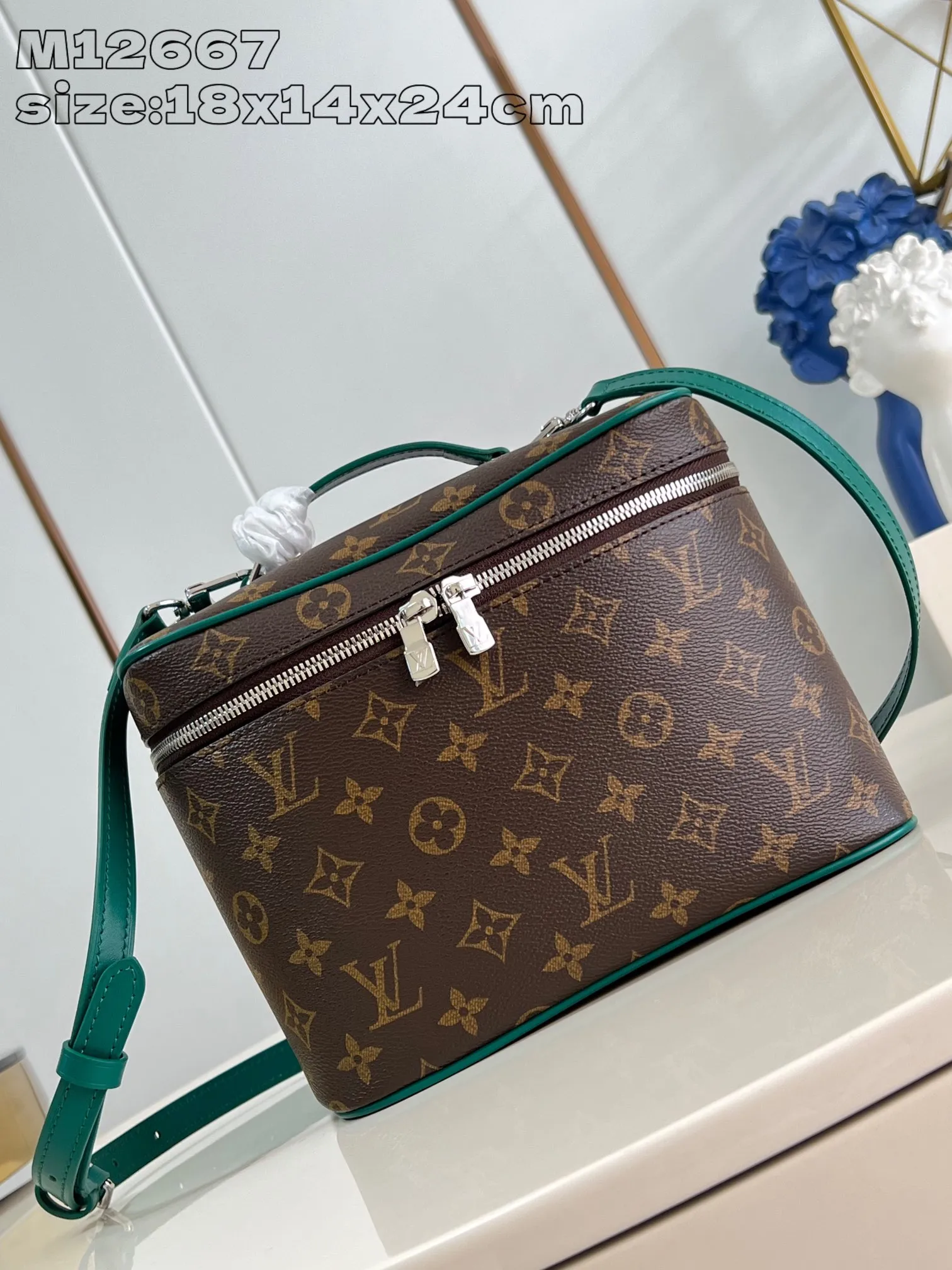 💰960 top original order [Exclusive real shot M12667 green] This Nice BB cosmetic bag is made of Monogram Macassar canvas, paying tribute to the classic style of Nice Vanity cosmetic bag with elegant brushwork. Leather trim, top handles and a washable lining add a pop of color, and the top flap opens to reveal ample interior patch and zip pockets. 18 x 14.5 x 24 cm (height x width x length)
