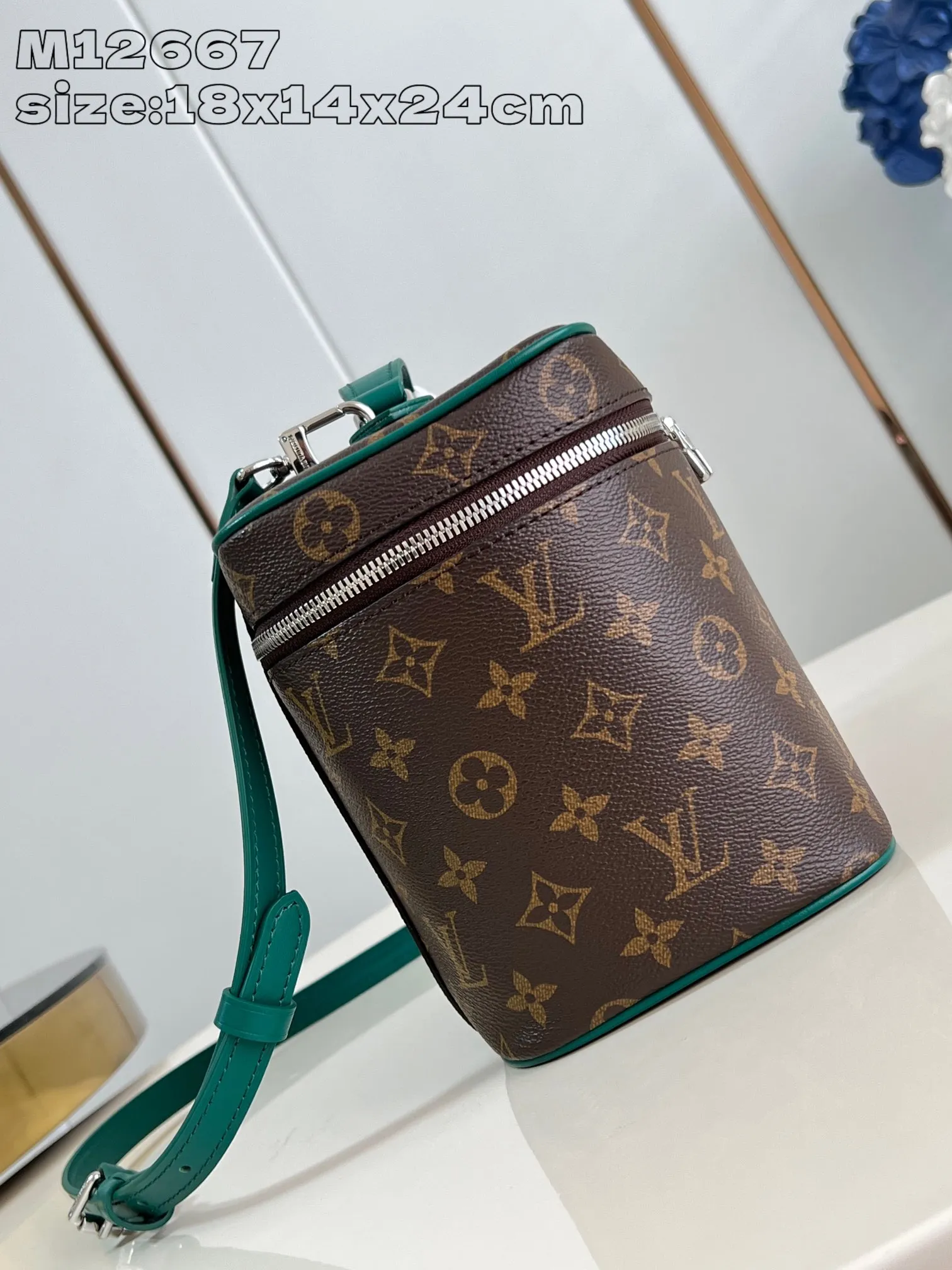 💰960 top original order [Exclusive real shot M12667 green] This Nice BB cosmetic bag is made of Monogram Macassar canvas, paying tribute to the classic style of Nice Vanity cosmetic bag with elegant brushwork. Leather trim, top handles and a washable lining add a pop of color, and the top flap opens to reveal ample interior patch and zip pockets. 18 x 14.5 x 24 cm (height x width x length)