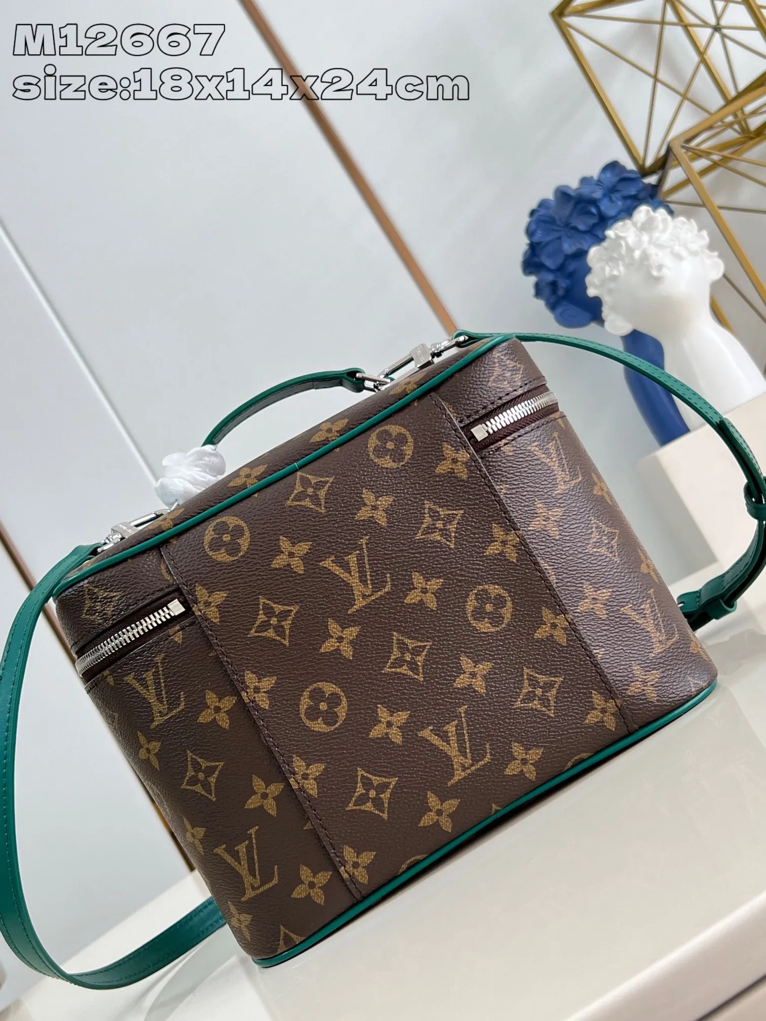 💰960 top original order [Exclusive real shot M12667 green] This Nice BB cosmetic bag is made of Monogram Macassar canvas, paying tribute to the classic style of Nice Vanity cosmetic bag with elegant brushwork. Leather trim, top handles and a washable lining add a pop of color, and the top flap opens to reveal ample interior patch and zip pockets. 18 x 14.5 x 24 cm (height x width x length)