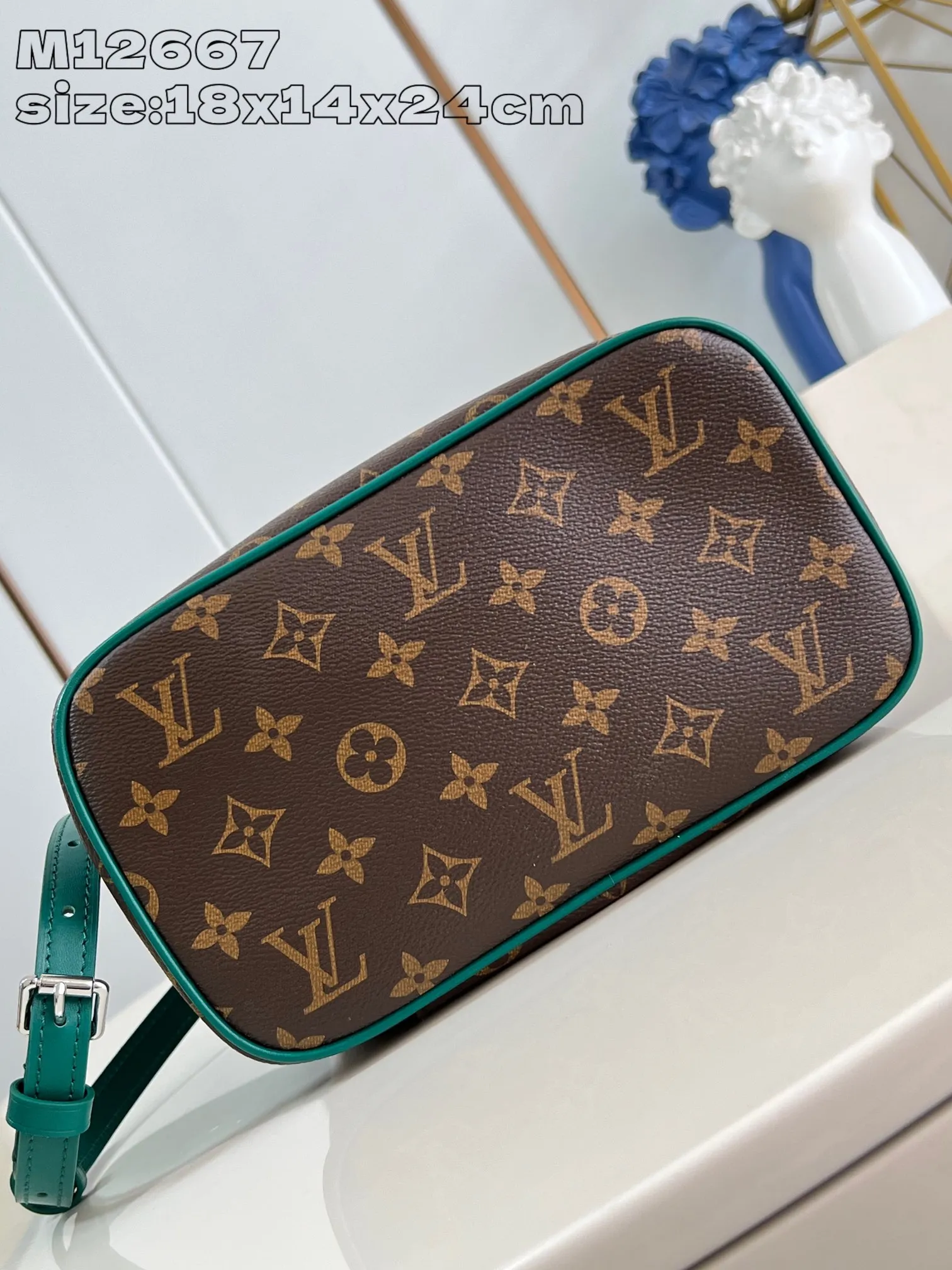 💰960 top original order [Exclusive real shot M12667 green] This Nice BB cosmetic bag is made of Monogram Macassar canvas, paying tribute to the classic style of Nice Vanity cosmetic bag with elegant brushwork. Leather trim, top handles and a washable lining add a pop of color, and the top flap opens to reveal ample interior patch and zip pockets. 18 x 14.5 x 24 cm (height x width x length)