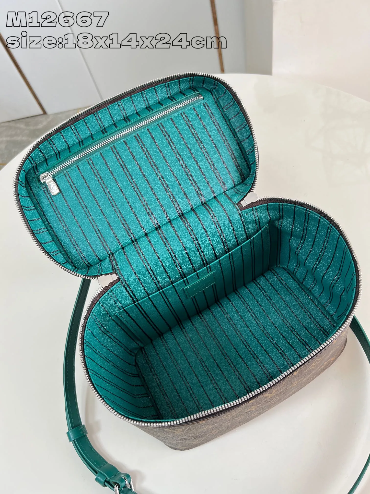 💰960 top original order [Exclusive real shot M12667 green] This Nice BB cosmetic bag is made of Monogram Macassar canvas, paying tribute to the classic style of Nice Vanity cosmetic bag with elegant brushwork. Leather trim, top handles and a washable lining add a pop of color, and the top flap opens to reveal ample interior patch and zip pockets. 18 x 14.5 x 24 cm (height x width x length)