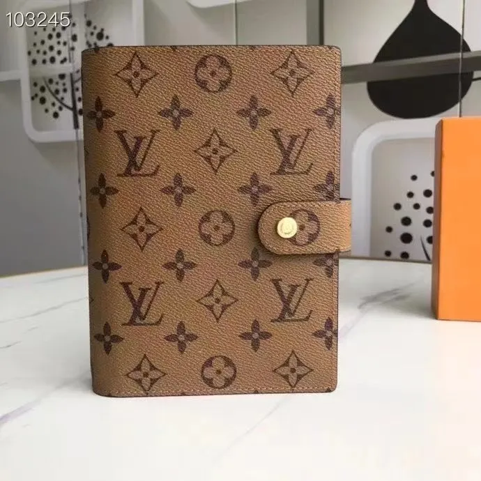 💰 150 hot sale, model number M20004❤️This small notepad cover is made of Monogram canvas. It can hold three credit cards and can also be used as an address book, notebook or calendar. 14 cm