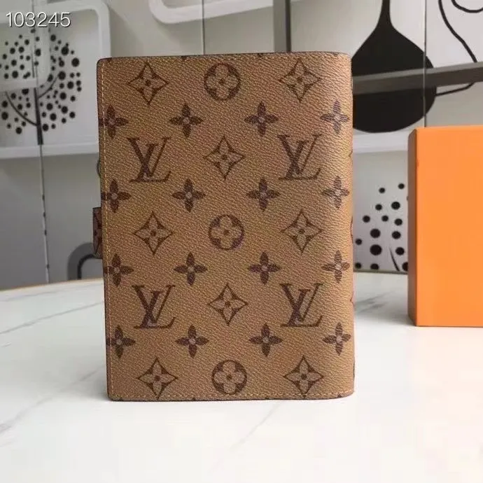 💰 150 hot sale, model number M20004❤️This small notepad cover is made of Monogram canvas. It can hold three credit cards and can also be used as an address book, notebook or calendar. 14 cm