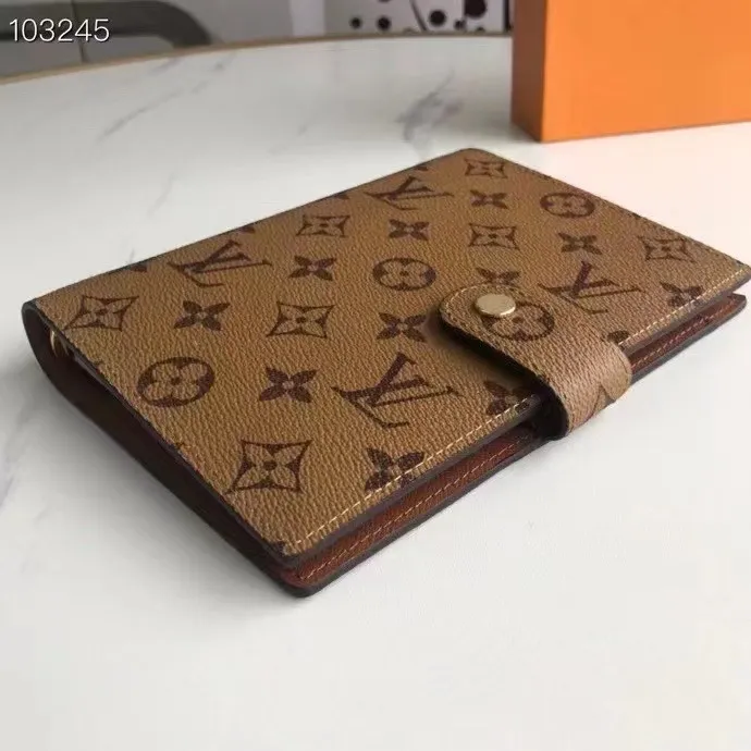 💰 150 hot sale, model number M20004❤️This small notepad cover is made of Monogram canvas. It can hold three credit cards and can also be used as an address book, notebook or calendar. 14 cm