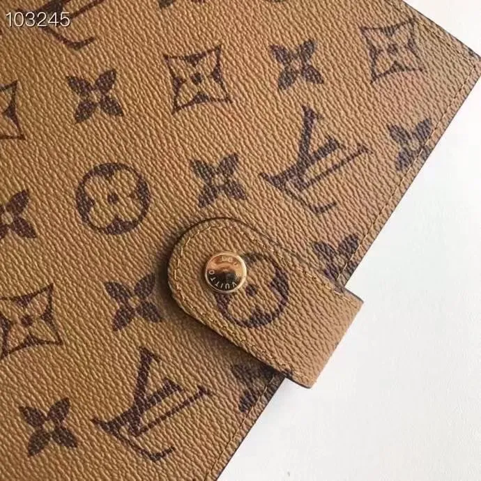 💰 150 hot sale, model number M20004❤️This small notepad cover is made of Monogram canvas. It can hold three credit cards and can also be used as an address book, notebook or calendar. 14 cm