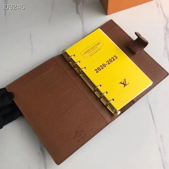 💰 150 hot sale, model number M20004❤️This small notepad cover is made of Monogram canvas. It can hold three credit cards and can also be used as an address book, notebook or calendar. 14 cm