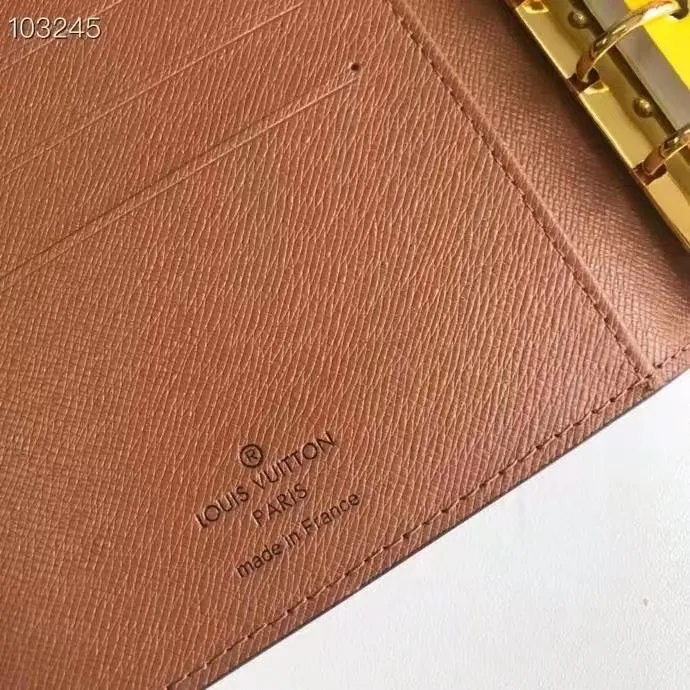💰 150 hot sale, model number M20004❤️This small notepad cover is made of Monogram canvas. It can hold three credit cards and can also be used as an address book, notebook or calendar. 14 cm