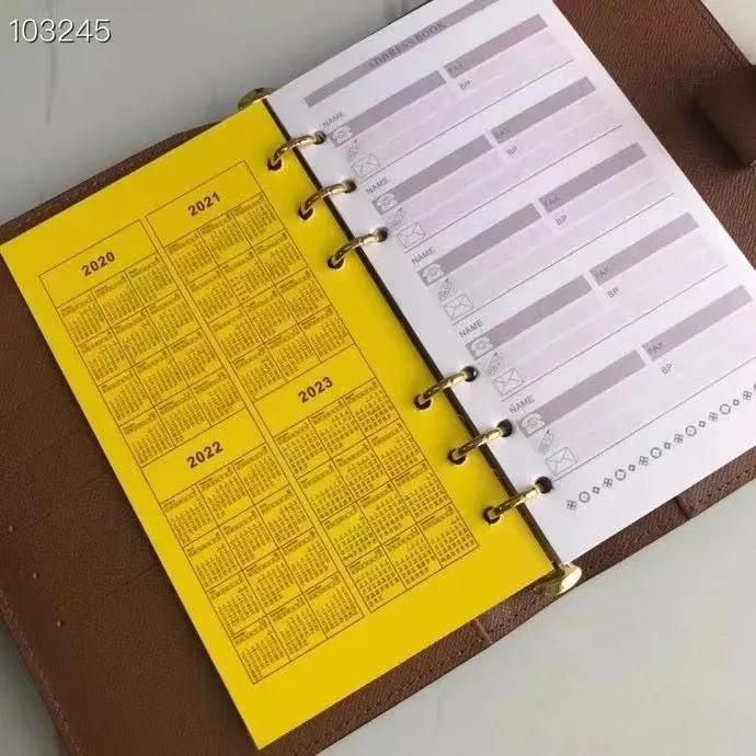 💰 150 hot sale, model number M20004❤️This small notepad cover is made of Monogram canvas. It can hold three credit cards and can also be used as an address book, notebook or calendar. 14 cm
