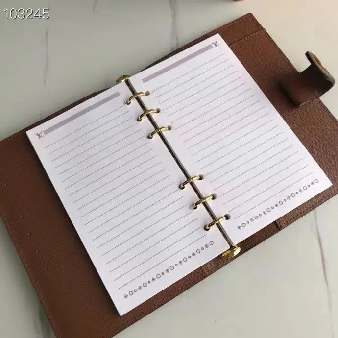 💰 150 hot sale, model number M20004❤️This small notepad cover is made of Monogram canvas. It can hold three credit cards and can also be used as an address book, notebook or calendar. 14 cm