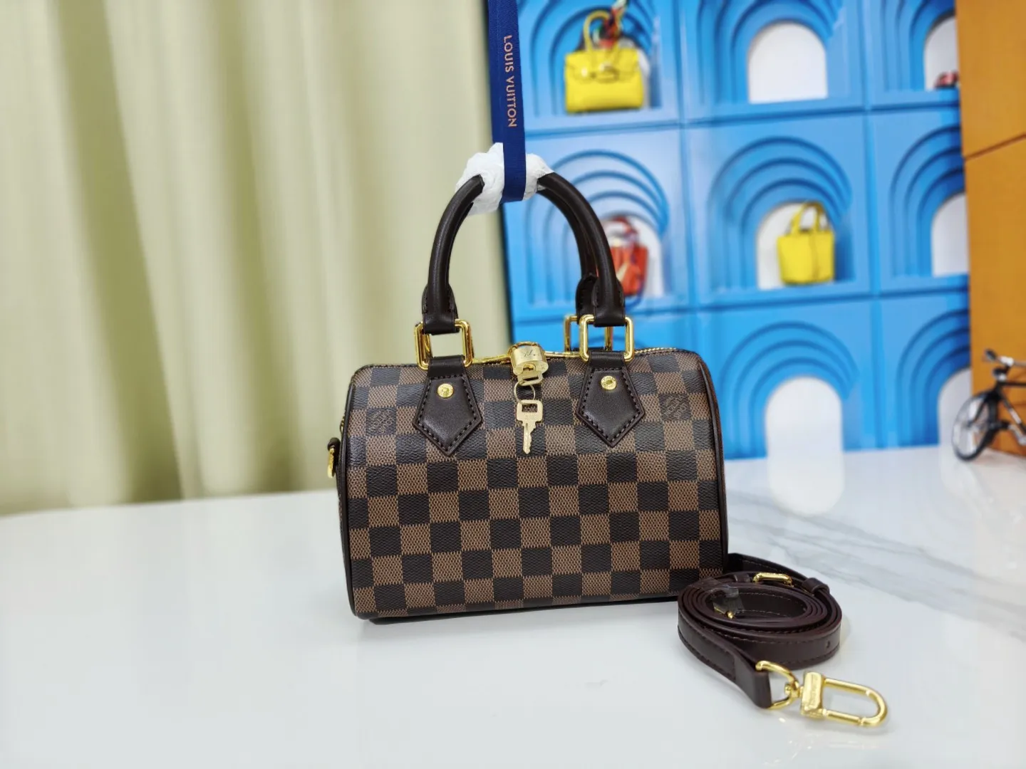 P220💰 M46222.M46234.M45957.M45948Presbyopia This Speedy Bandoulière 20 handbag is made of Monogram canvas, cow leather trim and fabric lining. It continues the classic design of Louis Vuitton Speedy travel bag in a compact size. It is equipped with rolled leather handles and a detachable and adjustable fabric shoulder strap embellished with brand logo texture. Detailed features 20.5 x 13.5 x 12 cm (length x height x width)